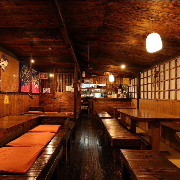 【食事処】窓から見る夕陽も最高です！ワイワイみんなで珍しい島料理を堪能ください。