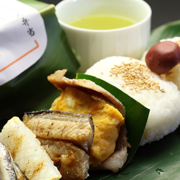 地元の食材を使った【しゃりんおにぎり弁当】は、前日夕方までご予約承ります。