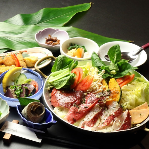 【地魚の鍋】シメは雑炊またはリゾットで。地元の魚と野菜を使った『地魚の鍋』のコース一例
