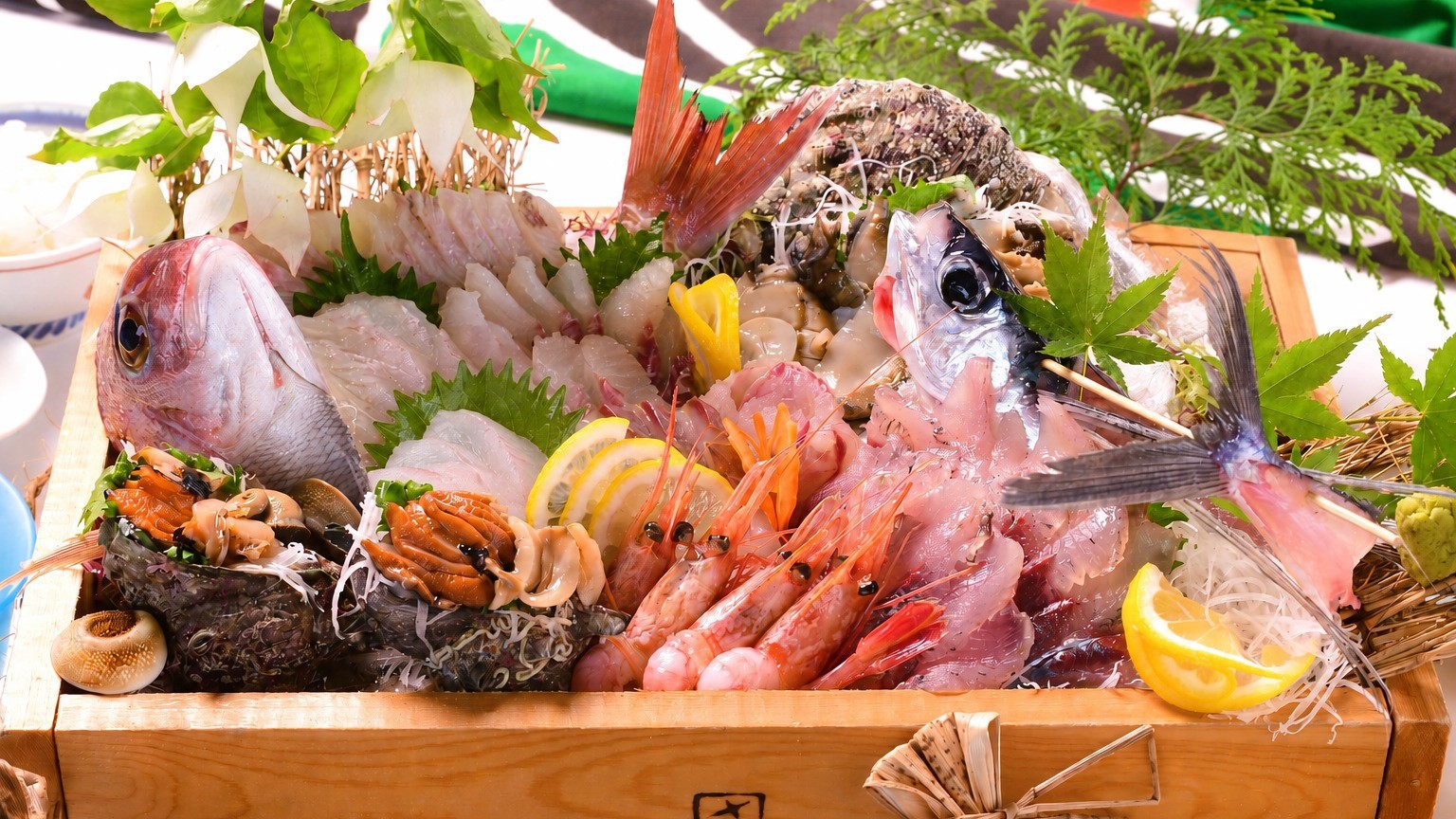 夏の海幸★贅沢会席　〜新鮮なお造りを豪快に盛合せ　但馬牛、地元野菜など香住の食材とともに〜