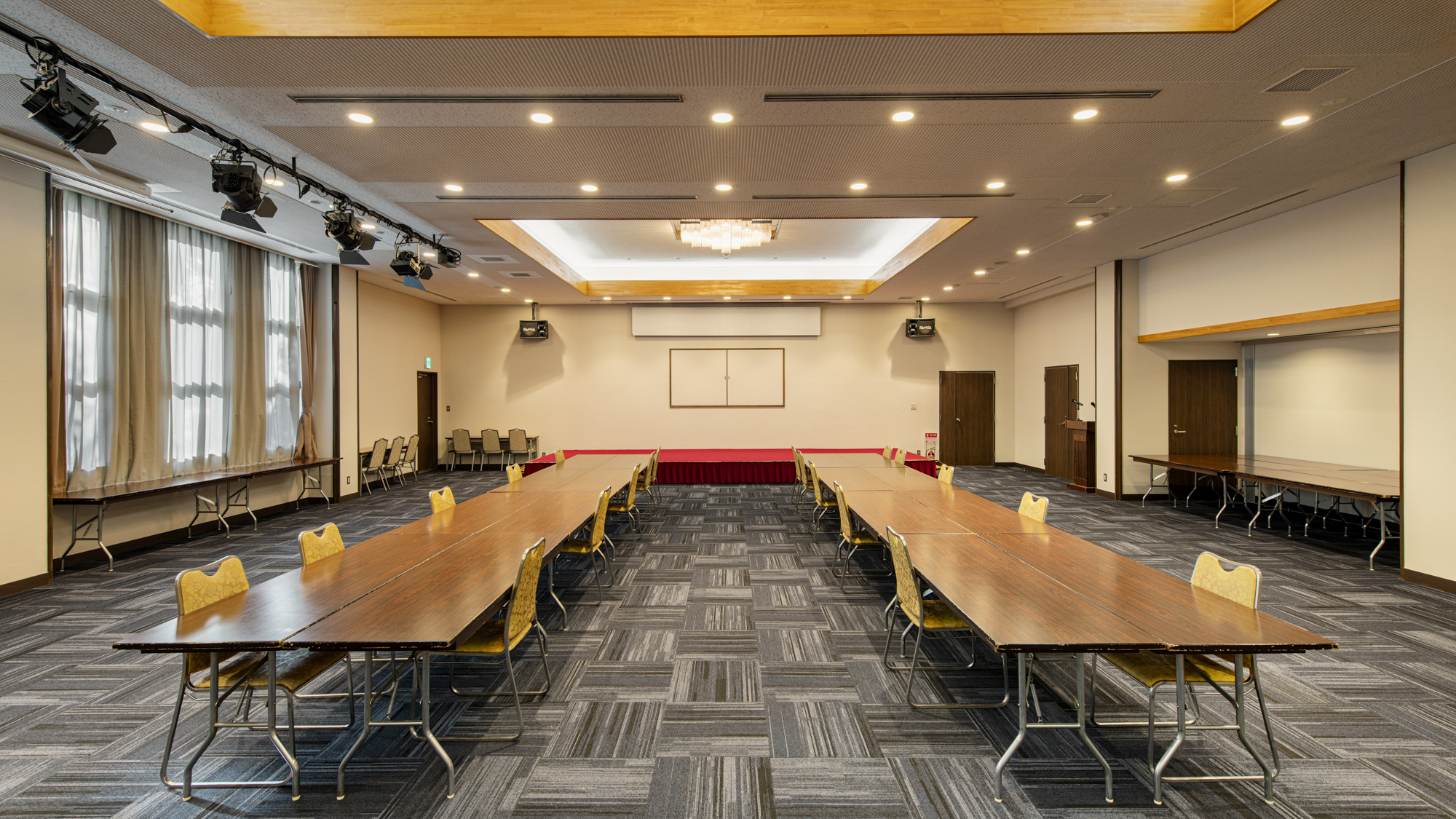 *【多目的ホール】最大150名収容可能！パーティーや式典にもご利用いただける舞台を備えた大ホール。