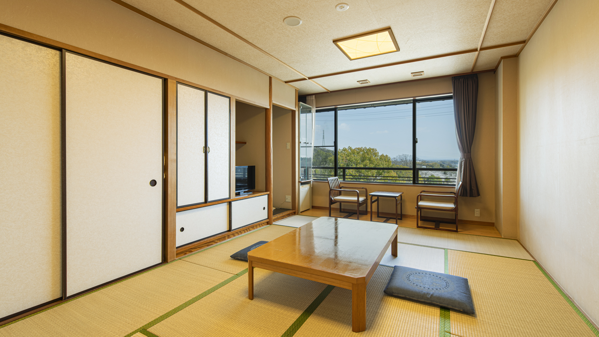 *【和室一例】落ち着いた雰囲気の和室。畳に足を延ばしてのんびりお寛ぎください。