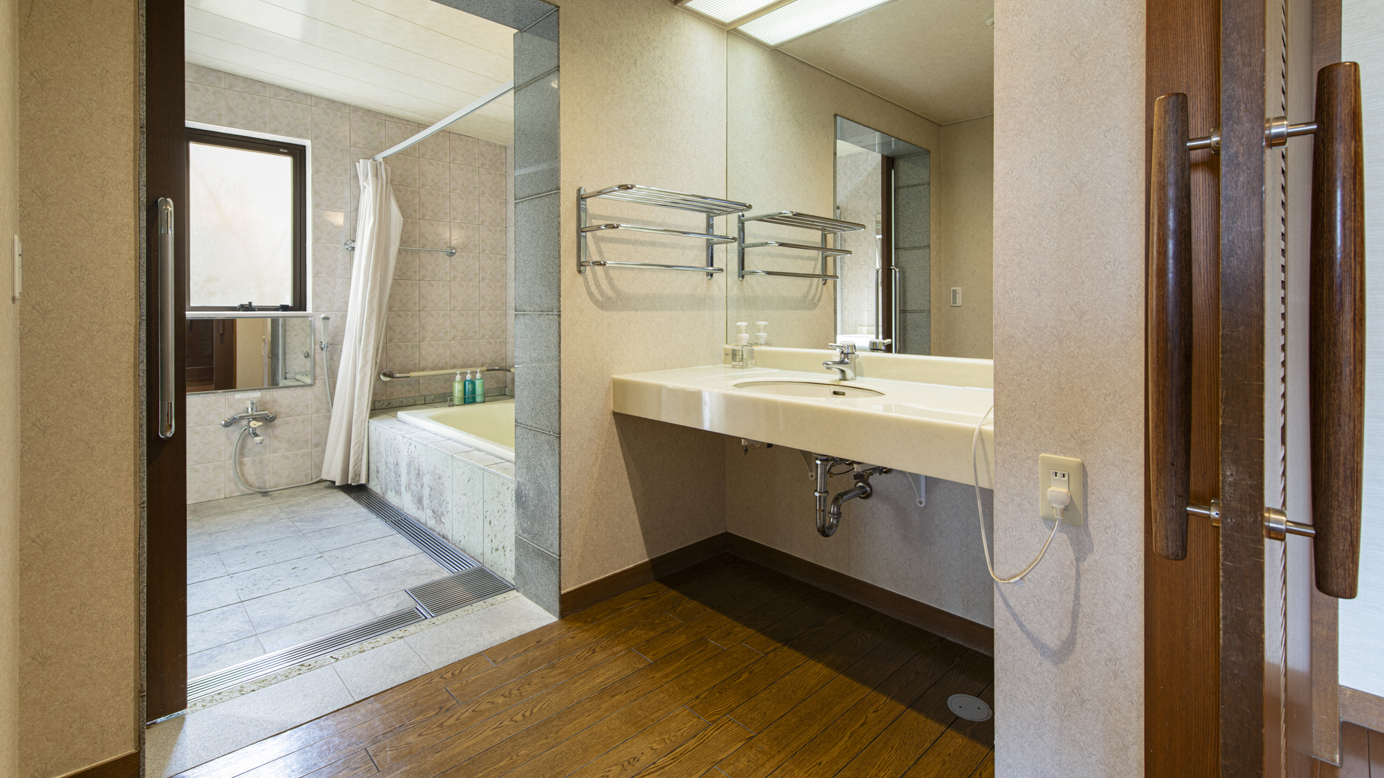 *【別館和洋室(バリアフリー対応)】広めにスペースを確保しているので快適にご利用いただけます。