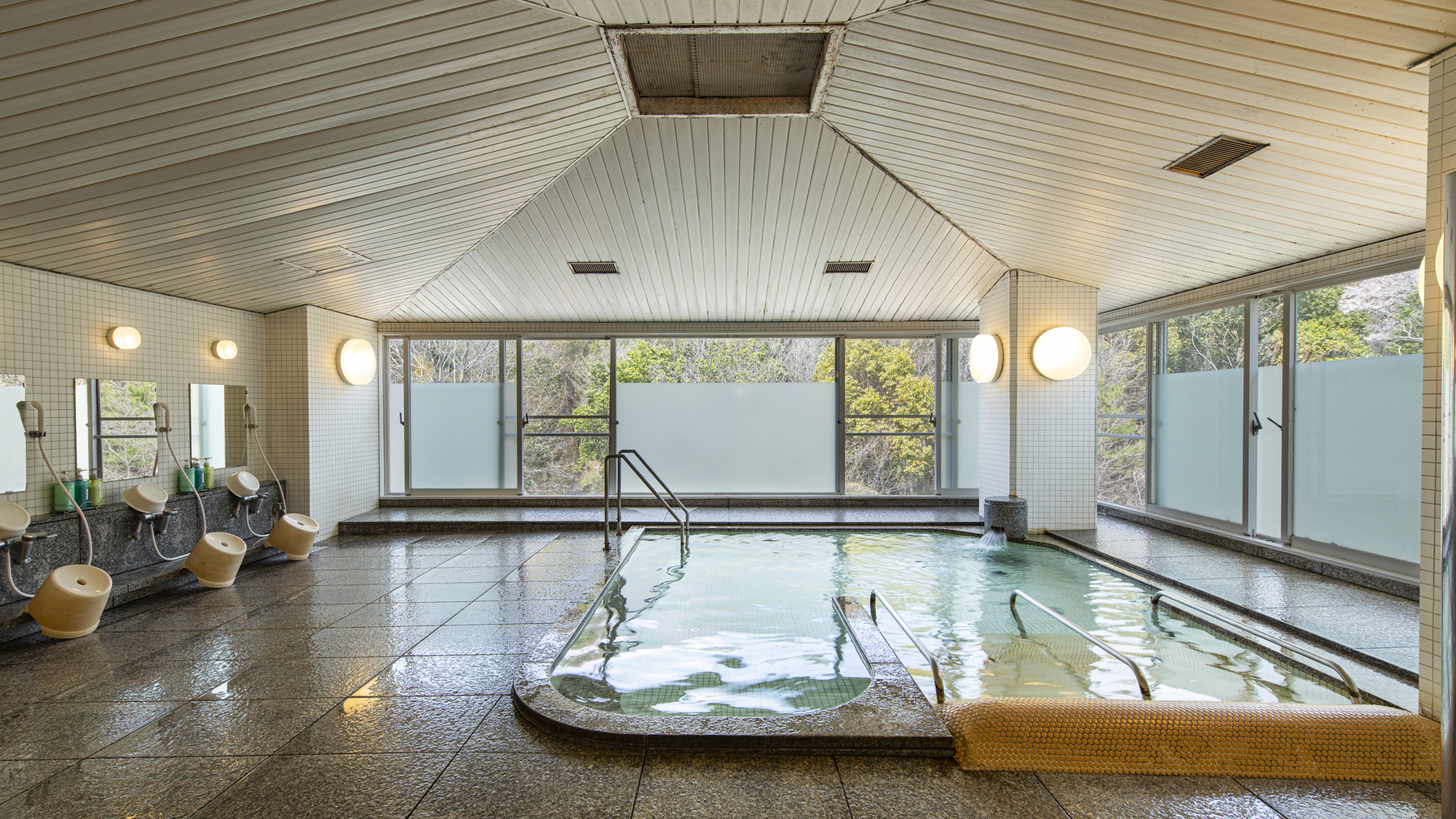 *【大浴場(男湯)】自然を眺めながらお入りいただけます。※ジャグジーは調整中です。ご了承ください。