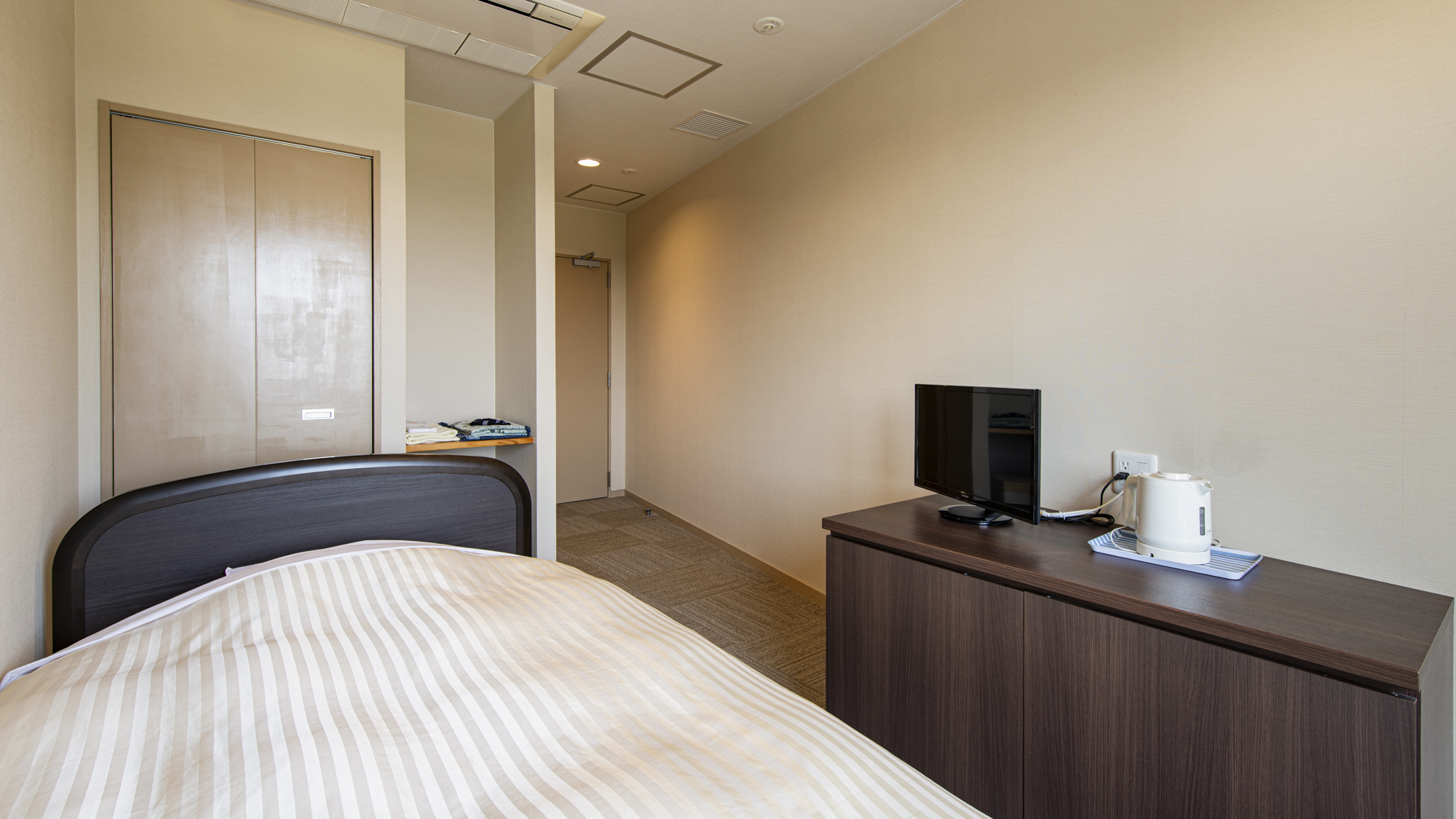 *【シングル一例】こじんまりとしながらも快適にご利用いただけるお部屋です。