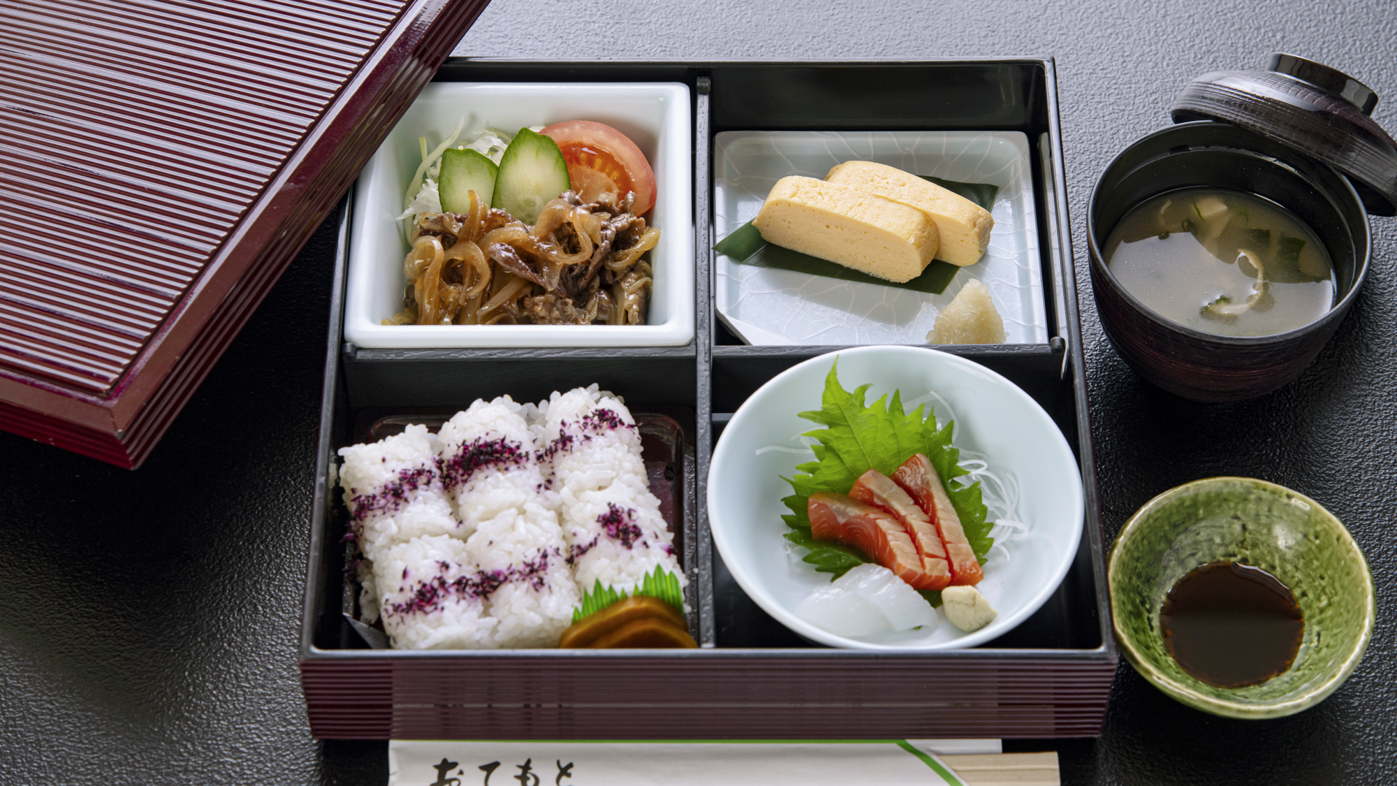 *【ランチ（焼肉弁当）一例】焼肉・お造り・出汁巻きが詰まったお弁当にお味噌汁がセットになっています。