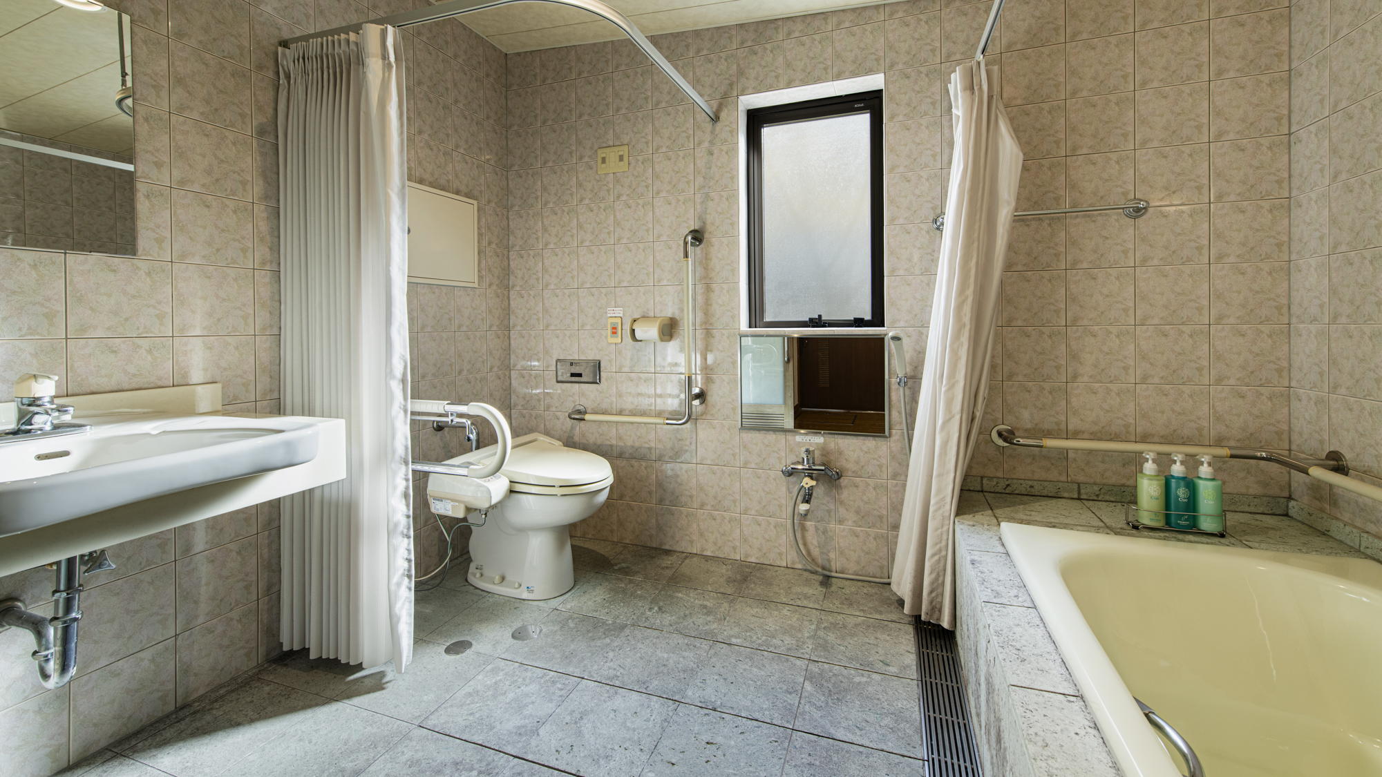 *【別館和洋室(バリアフリー対応)】浴室はバストイレ一体型で、随所に手すりを設置しております。