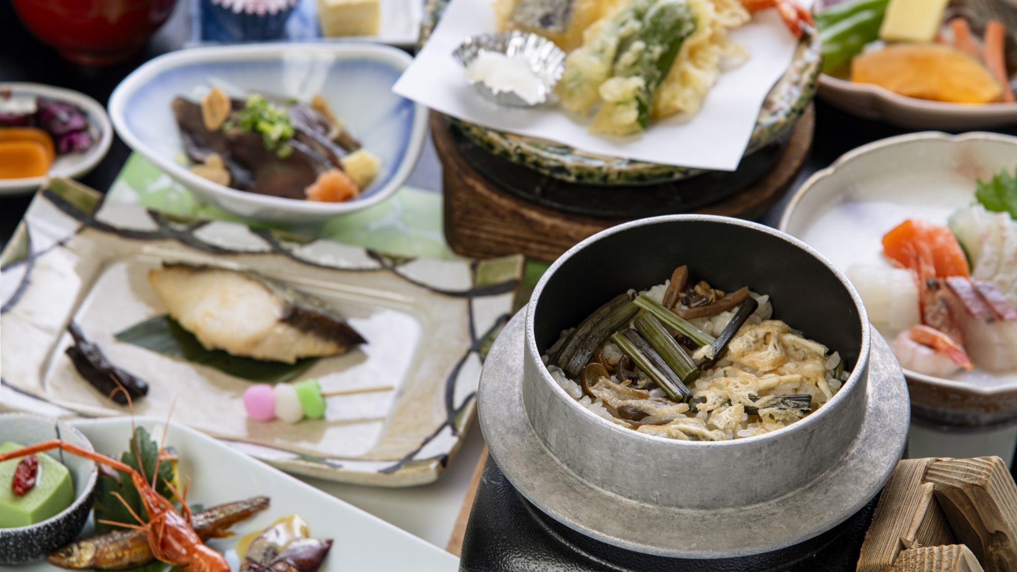 *【旬菜会席(上撰)一例】おひとり様ずつ炊き立ての季節の釜めしがつきます♪