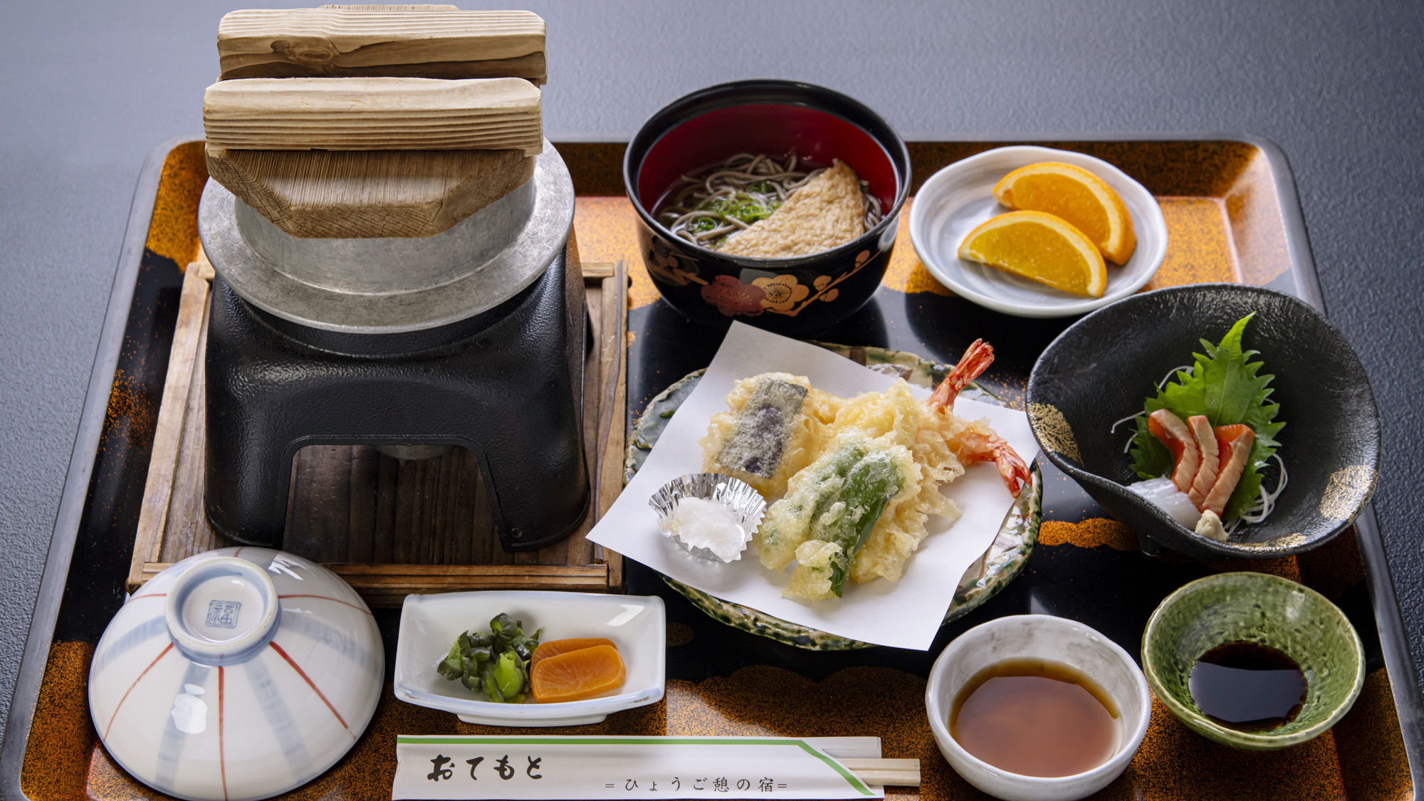*【ランチ(釜めし御膳)一例】季節の釜めしに天婦羅・お蕎麦が楽しめる豪華ランチです。