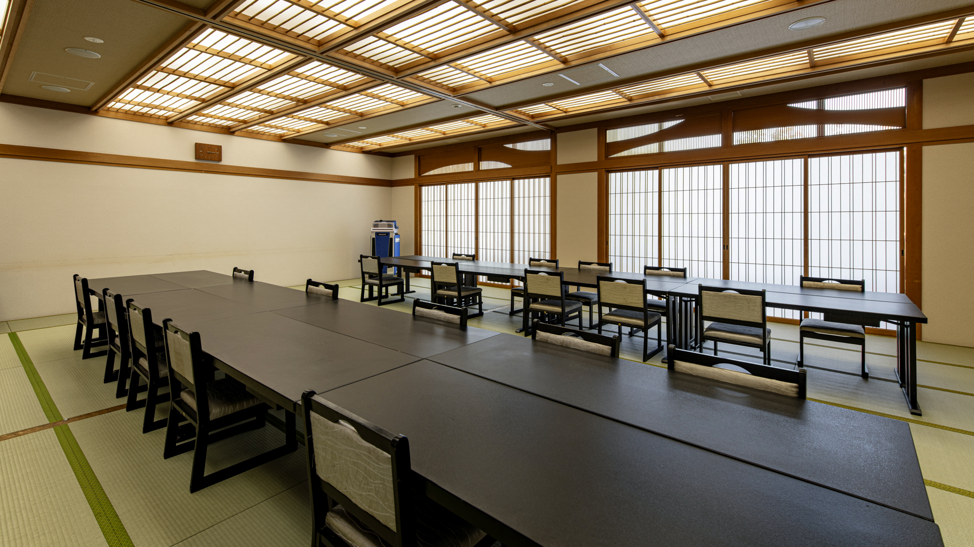 *【宴会場一例】大小４つの個室がございます。(仕切り使用)