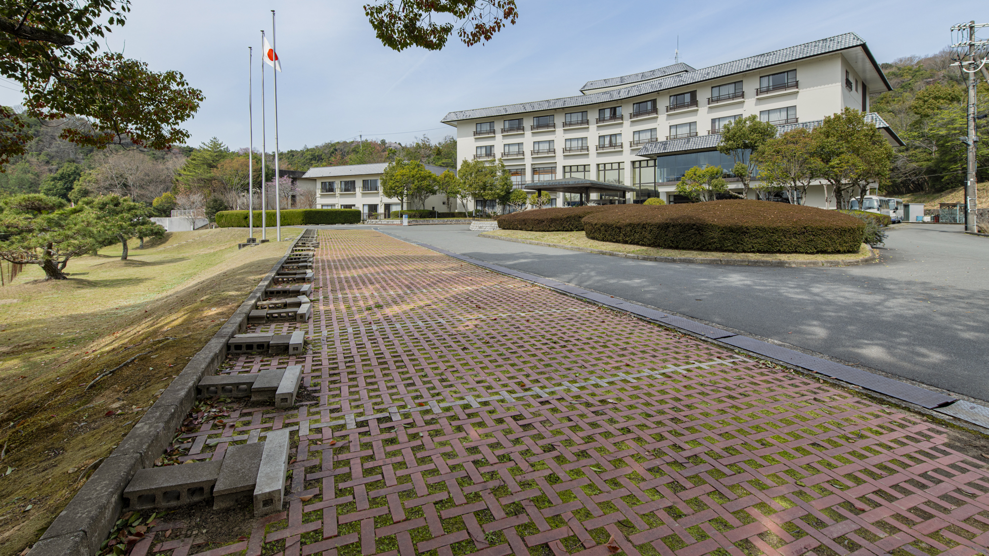 *【駐車場】100台駐車可能（無料・予約不要）！大型車・トラックも駐車可能です。