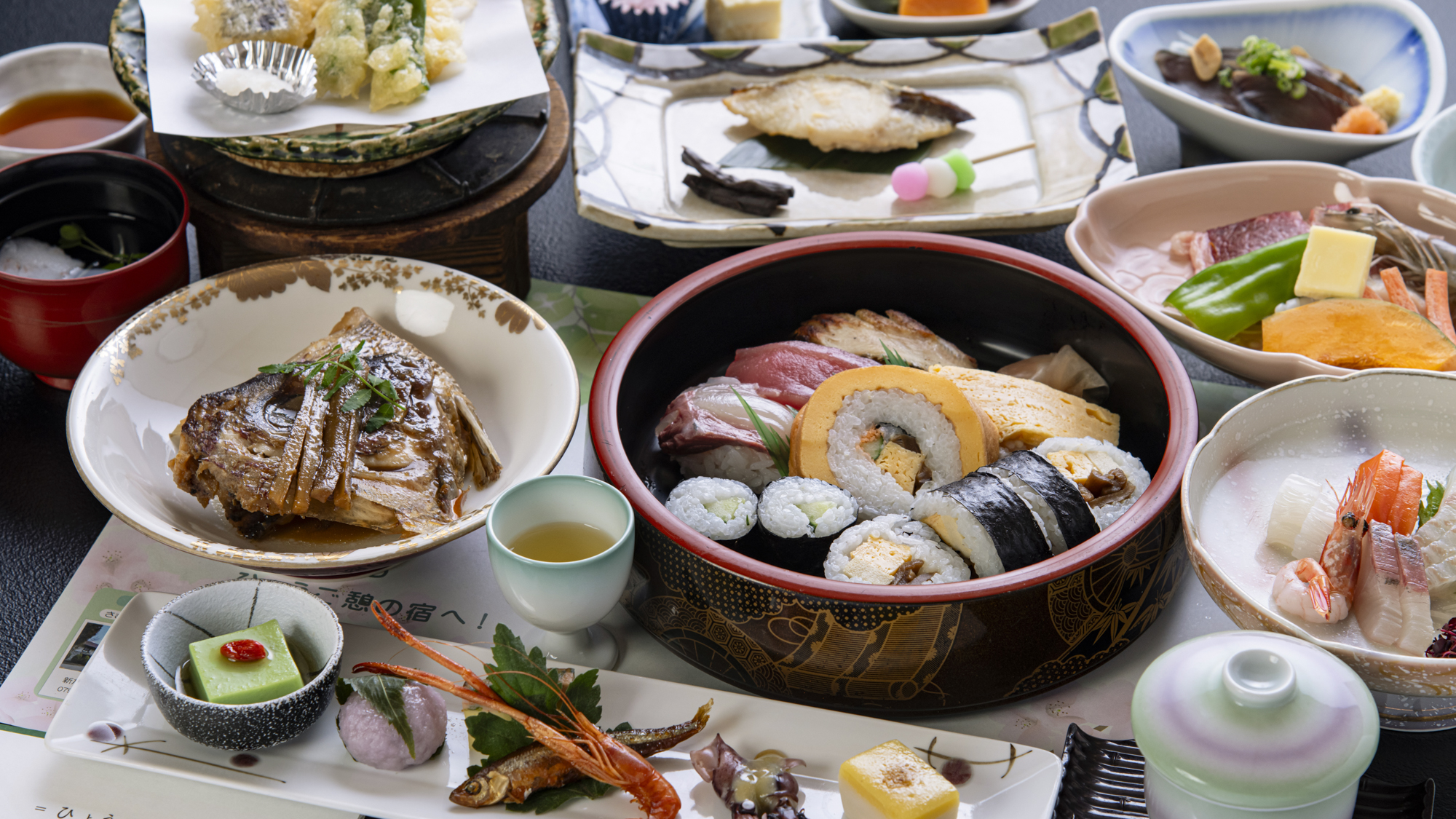 *【旬菜会席(特撰)一例】おかずの品数に加え、お寿司も一人前つく驚きのボリューム！