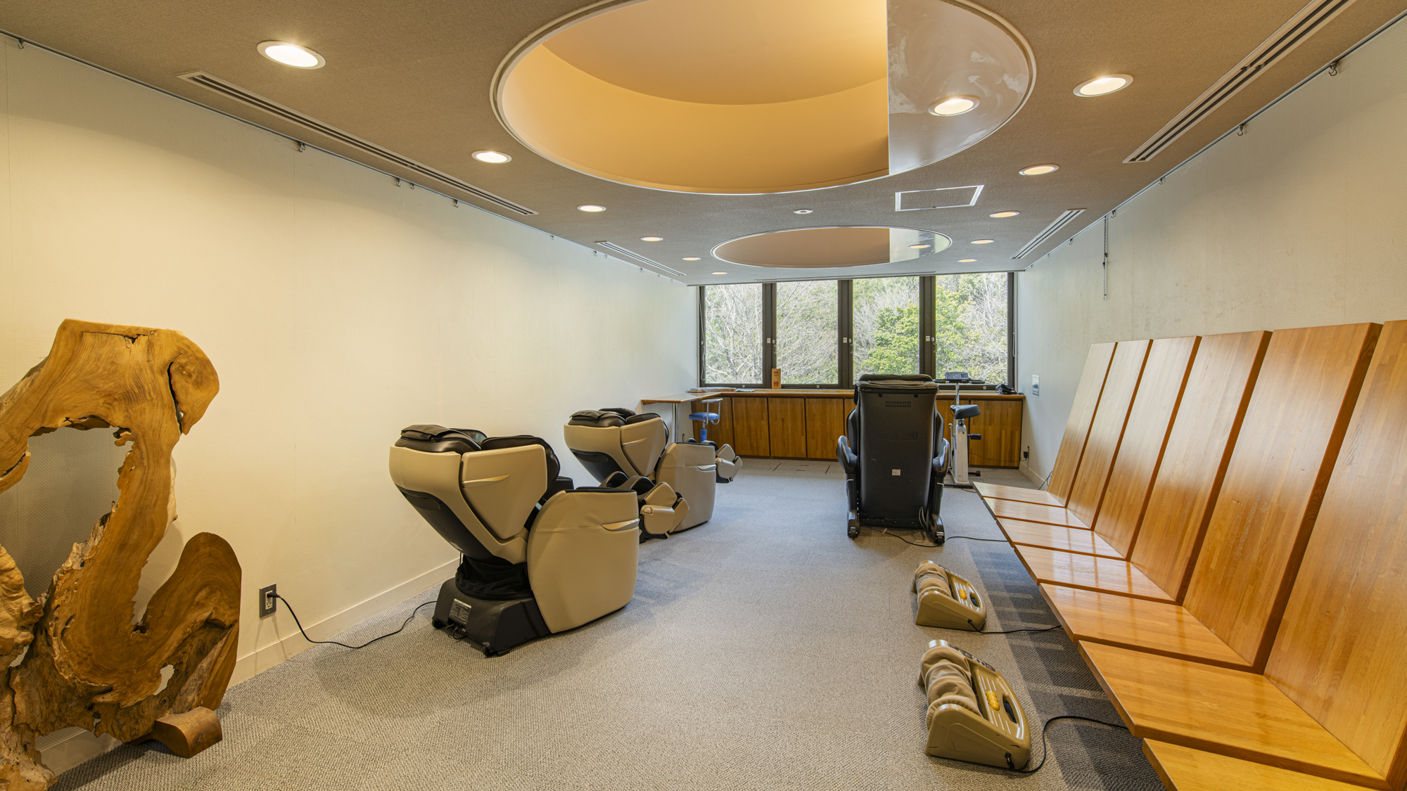 *【湯上り処】マッサージチェアや足マッサージ機も完備。自然を眺めながら、心も体もゆるむひととき