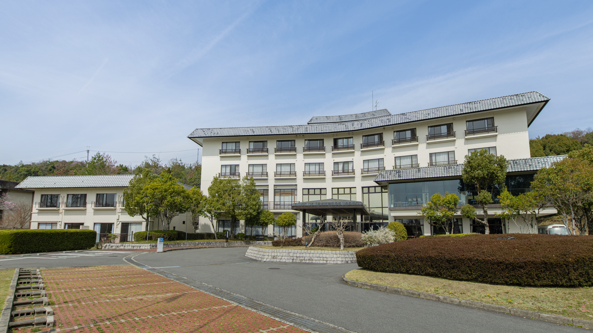 *【外観】播磨の豊かな自然に囲まれた池畔に佇む宿。