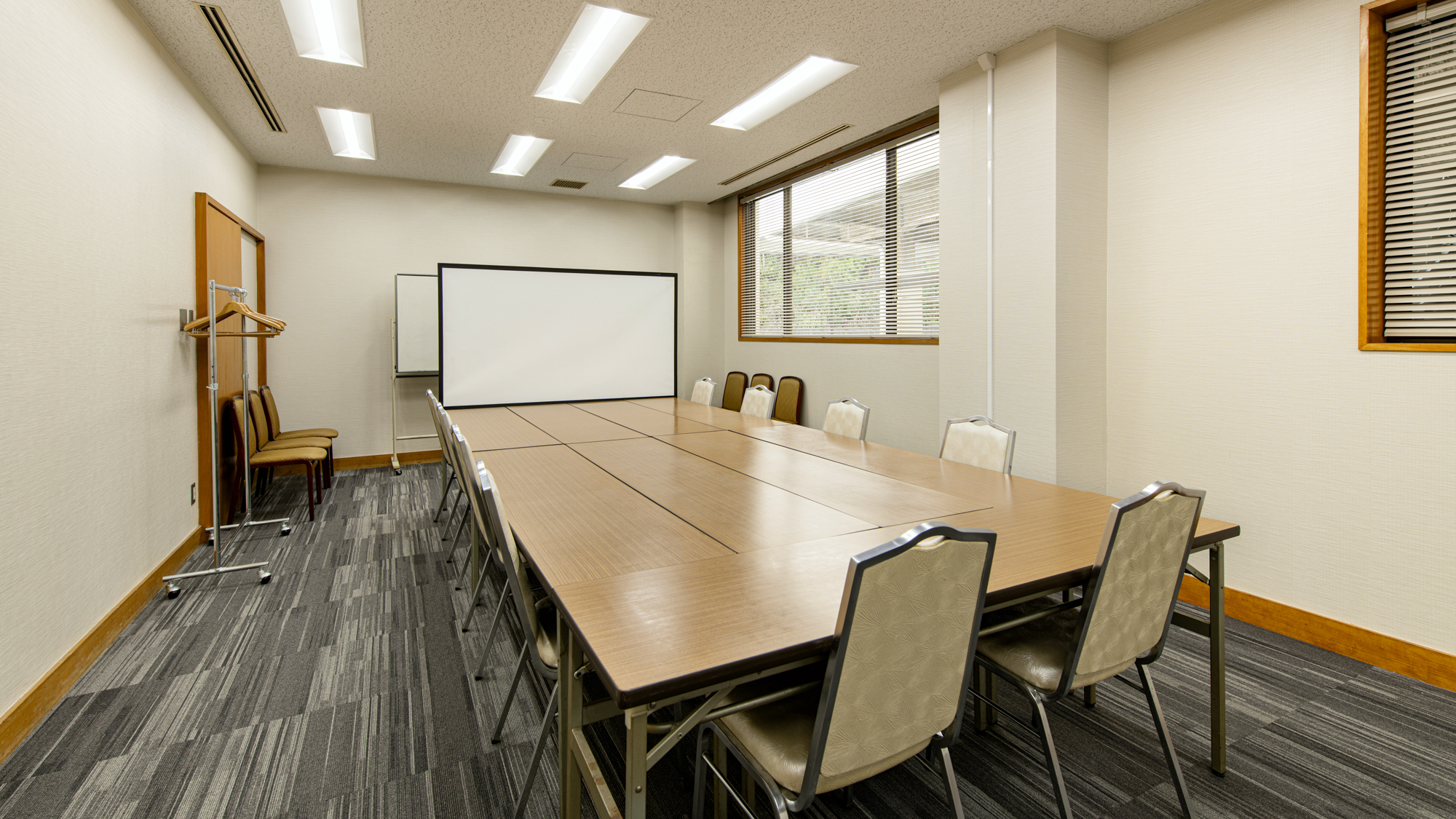 *【研修室)】少人数での研修にちょうどいい大きさです。ホワイトボード等設備の貸出もございます。