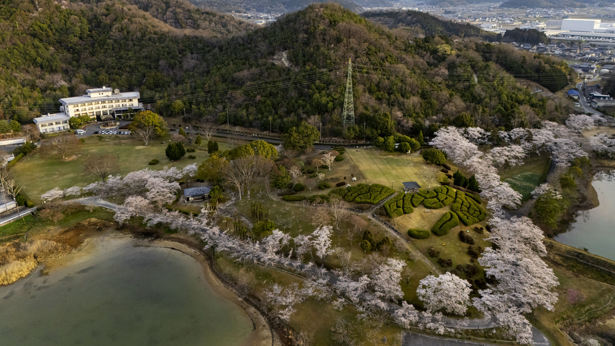 *【施設外観】四季折々の風景を楽しめる、憩いの場所です。