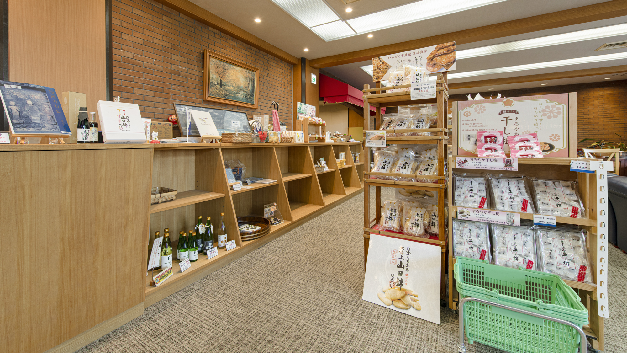 *【売店】ご当地のおいしいものからお部屋で楽しめるお菓子まで販売中！
