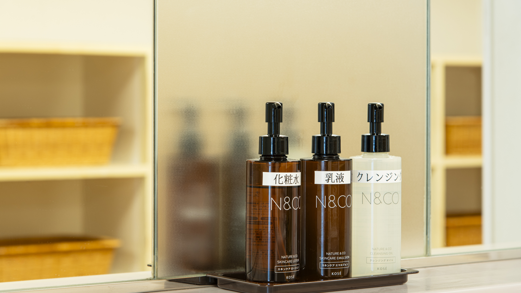 *【脱衣場(男湯)】化粧水・乳液・クレンジングを標準装備しております。ご自由にお使いください。