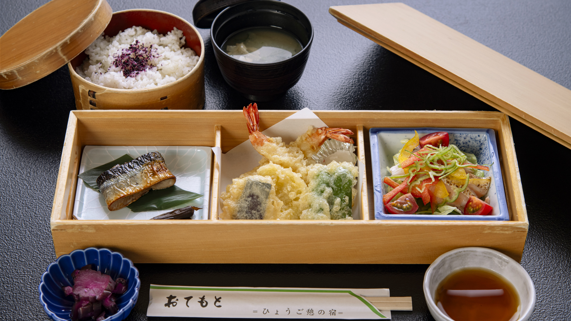 *【ランチ(いこい御膳)一例】揚げたて天ぷらが嬉しい、彩り豊かなメニューです。