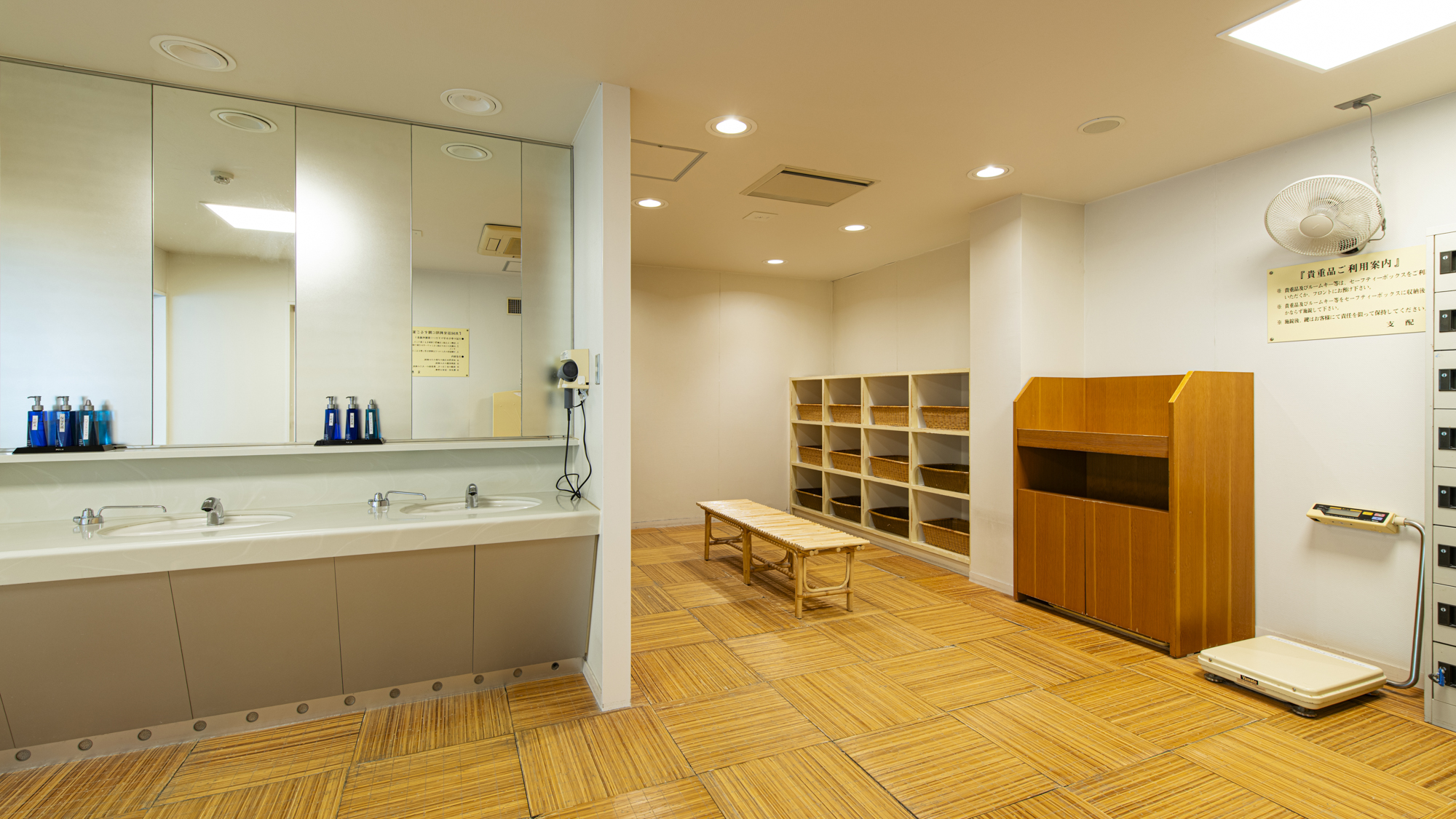 *【脱衣場(男湯)】シンプルンながらも快適にご利用いただけます。