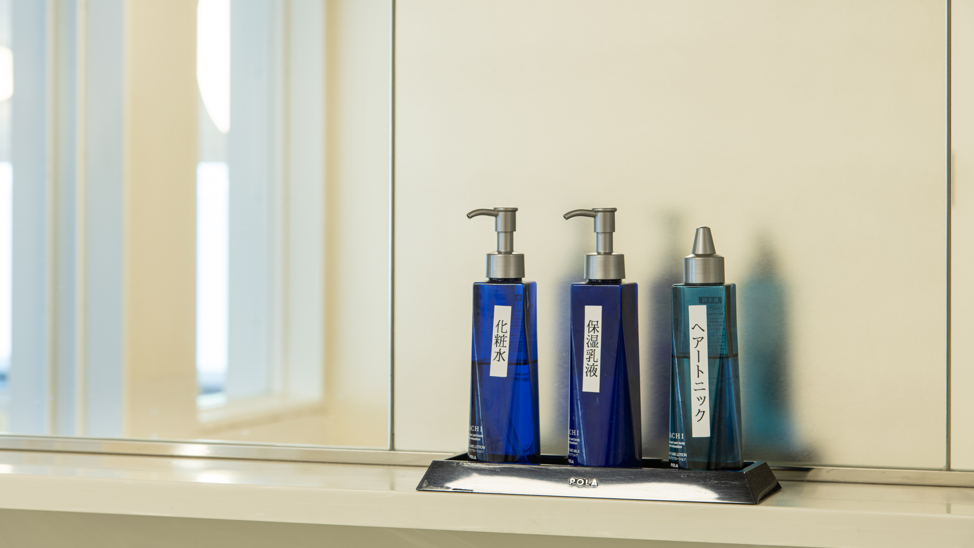 *【脱衣場(男湯)】化粧水・乳液・トニックを標準装備しております。ご自由にお使いください。