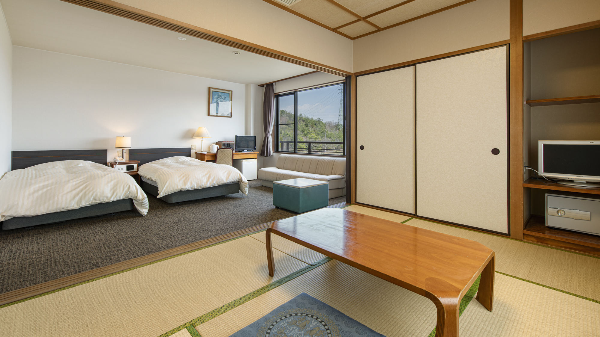 *【和洋室一例】いろんな世代に快適にご利用いただけるお部屋です。2世帯の家族旅行にも最適です。