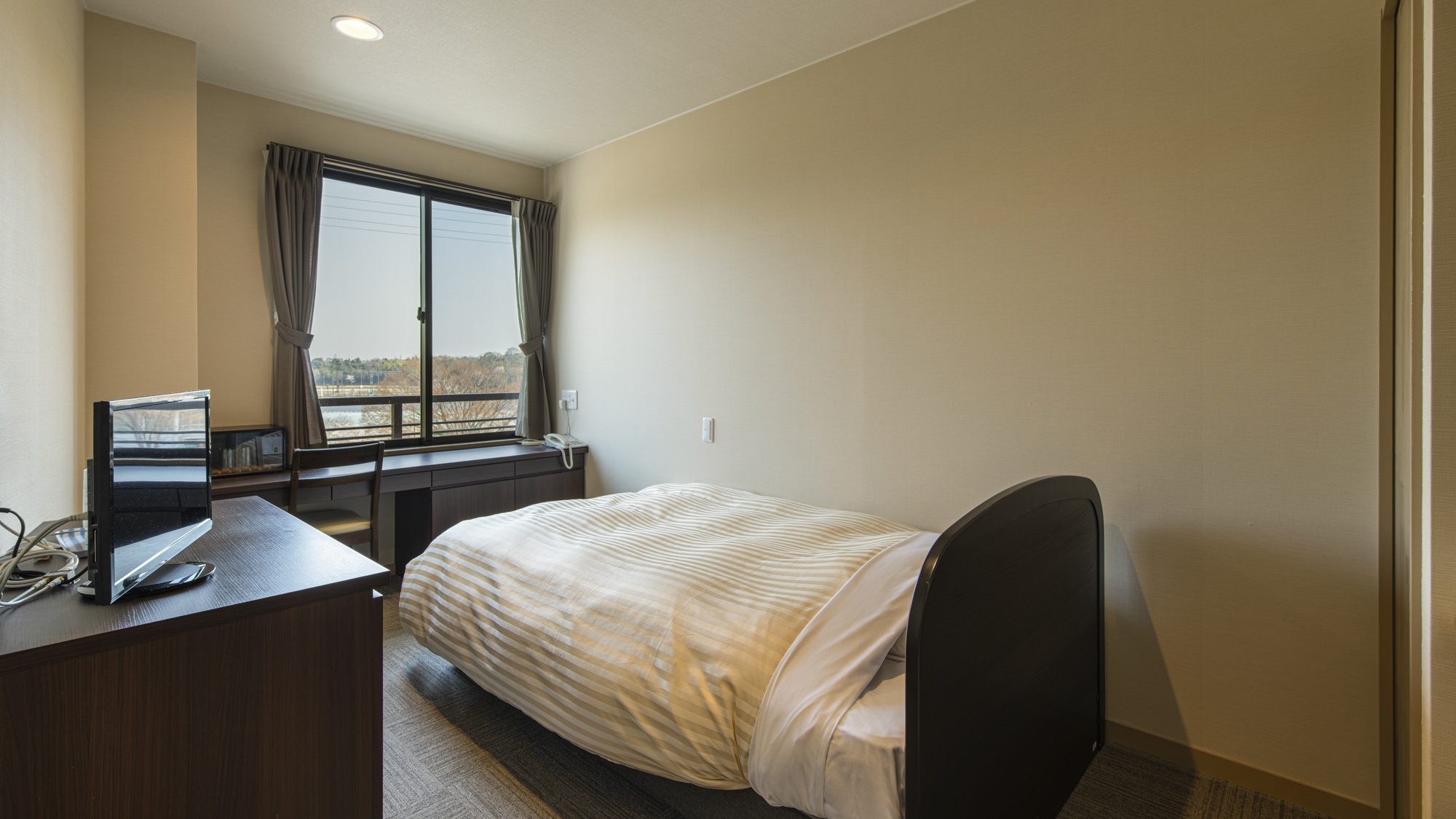 *【シングル一例】出張や一人旅に最適のお部屋です。窓から見える豊かな自然に癒されます。