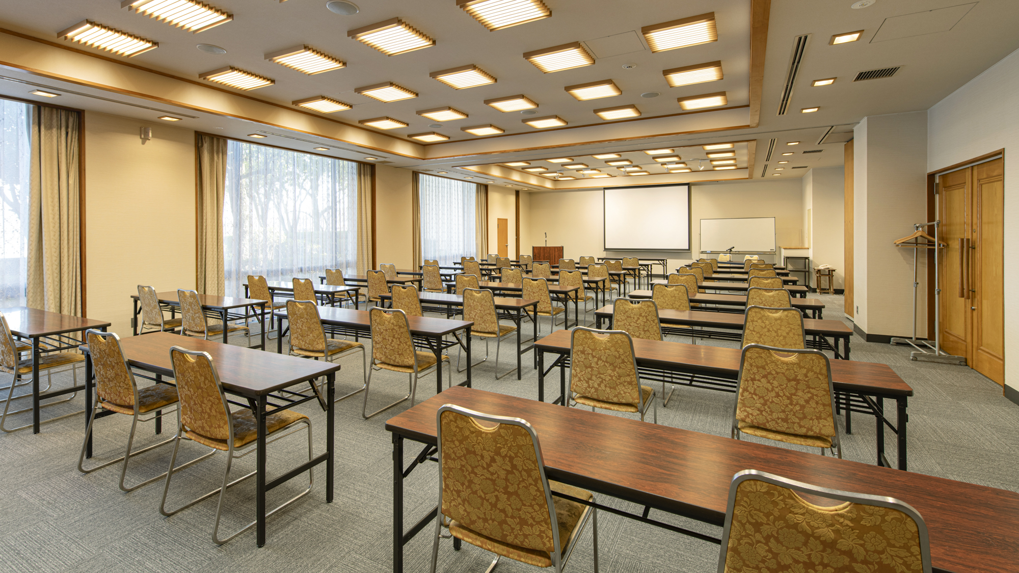 *【会議室(大)】目的、用途に合わせてご案内出来る大小の会議室がございます。