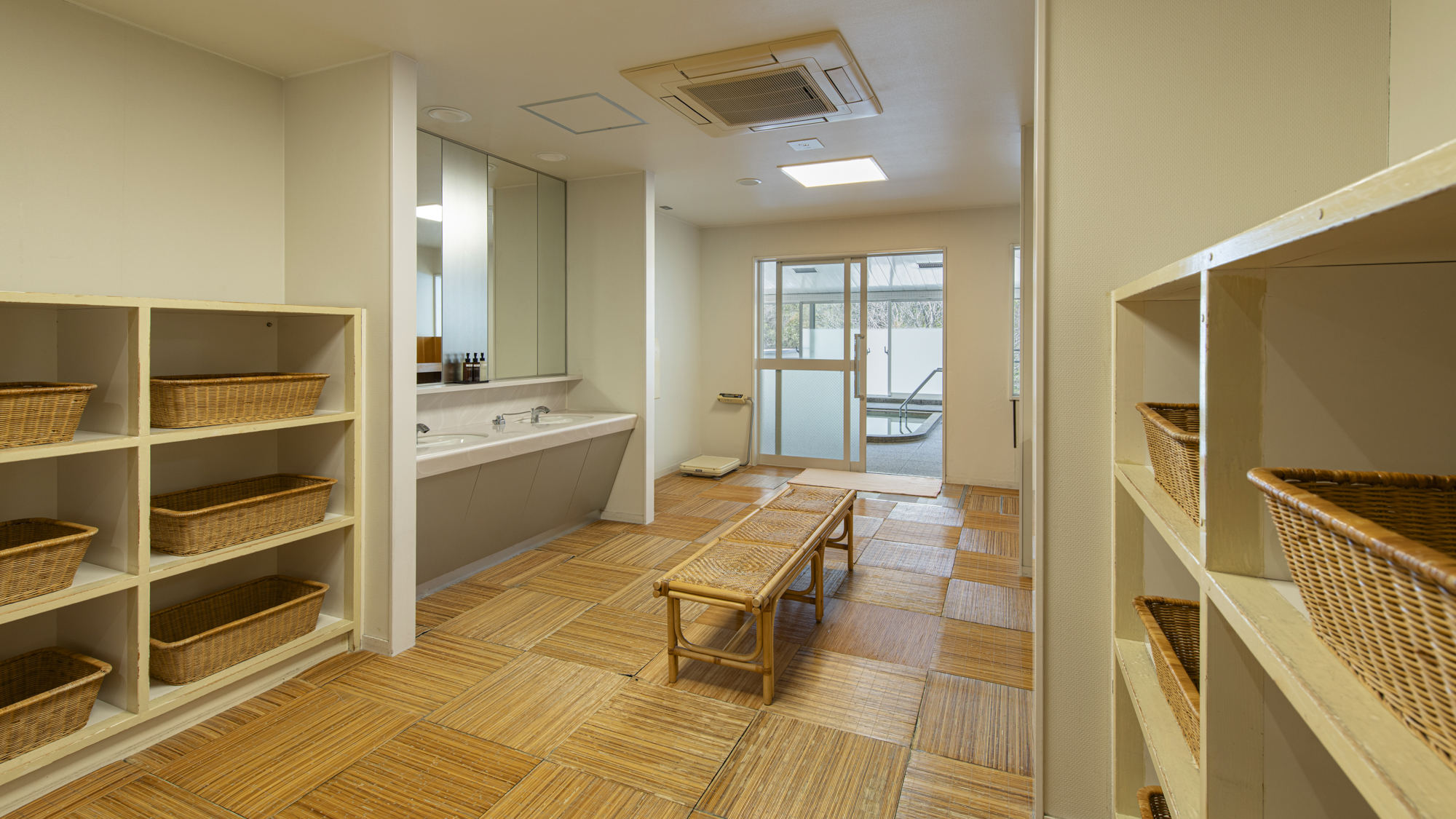 *【脱衣場(女湯)】シンプルンながらも快適にご利用いただけます。