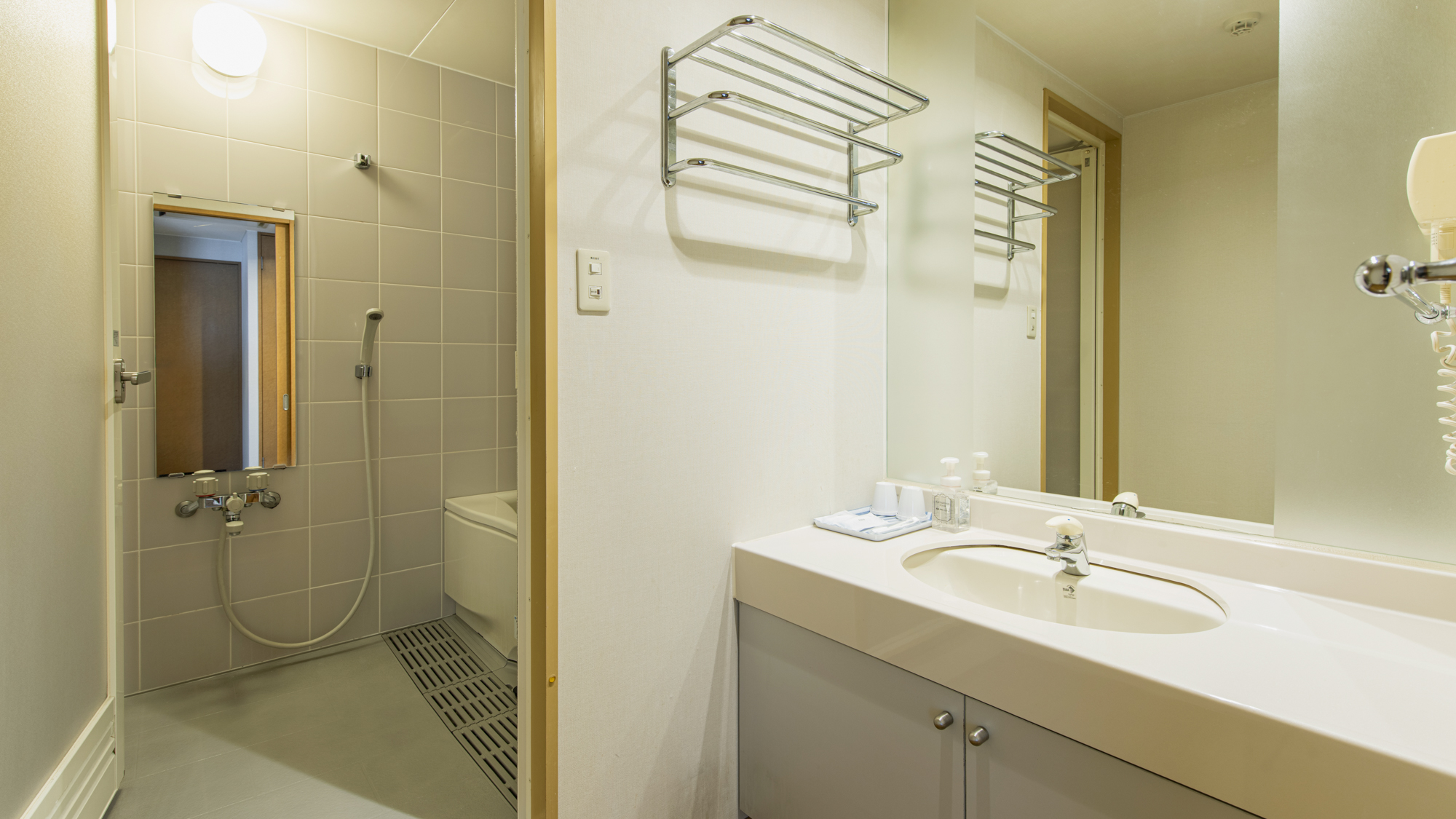 *【和洋室一例】セパレートタイプのバストイレ。洗面台も広々と快適にご利用いただけます。