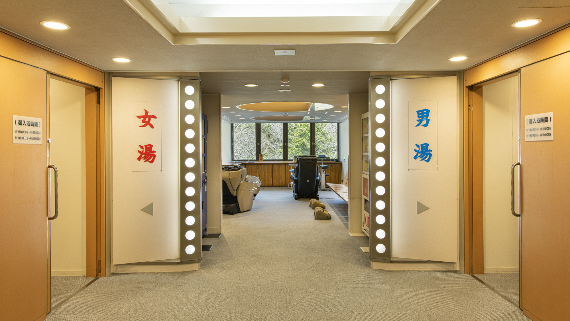 *【大浴場入口】窓からの景色も楽しめる癒しの湯上がり空間。自販機もございます。