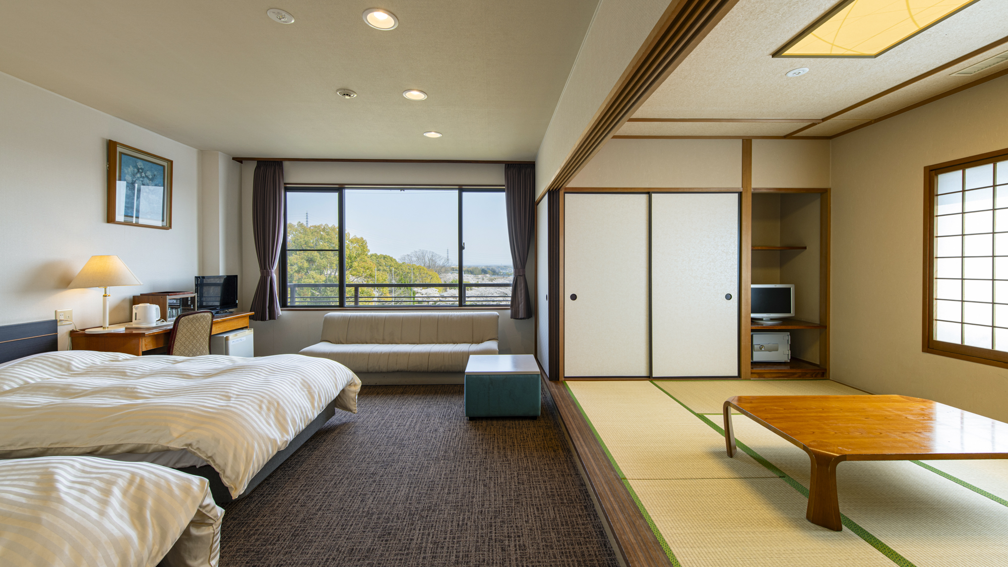 *【和洋室一例】ベッドで休みたいけど足を伸ばしてくつろぎたい。そんな要望を叶える和洋室。