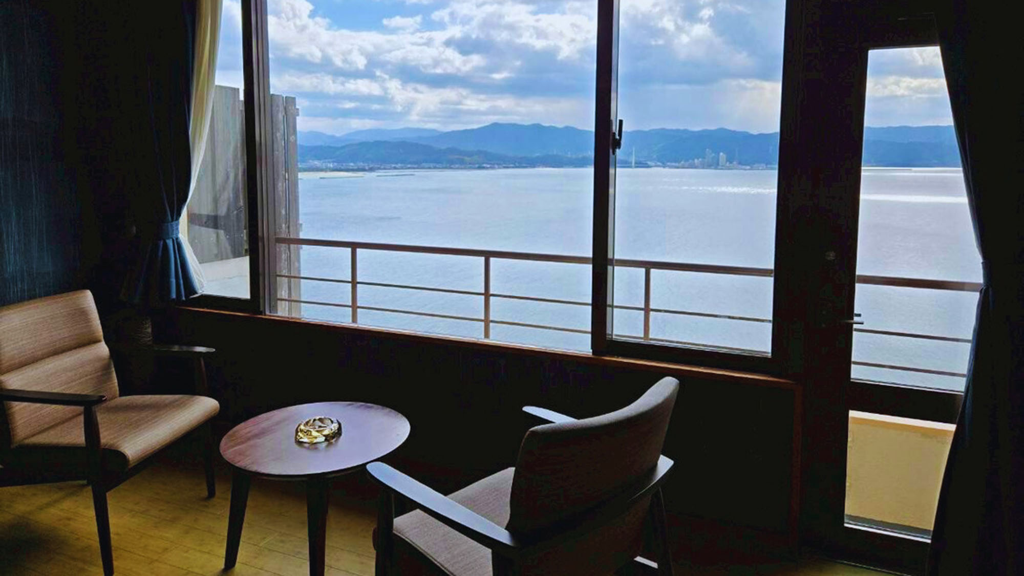 【最上階MANPA倶楽部-和室】最上階ならではの客室からの風景美をお楽しみ下さい。