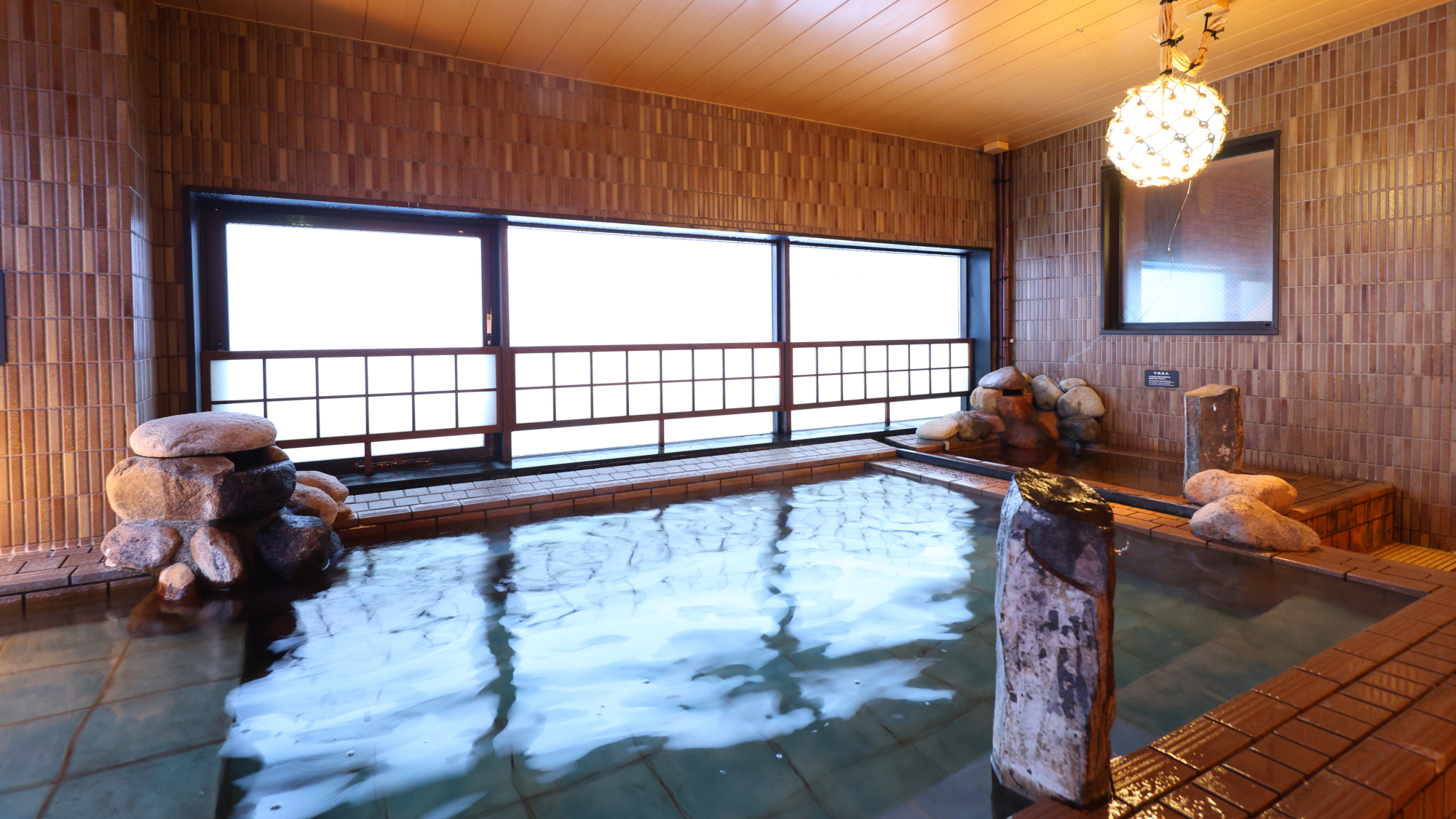 ◆男性大浴場　自家源泉の天然温泉で安らぎのひと時を。