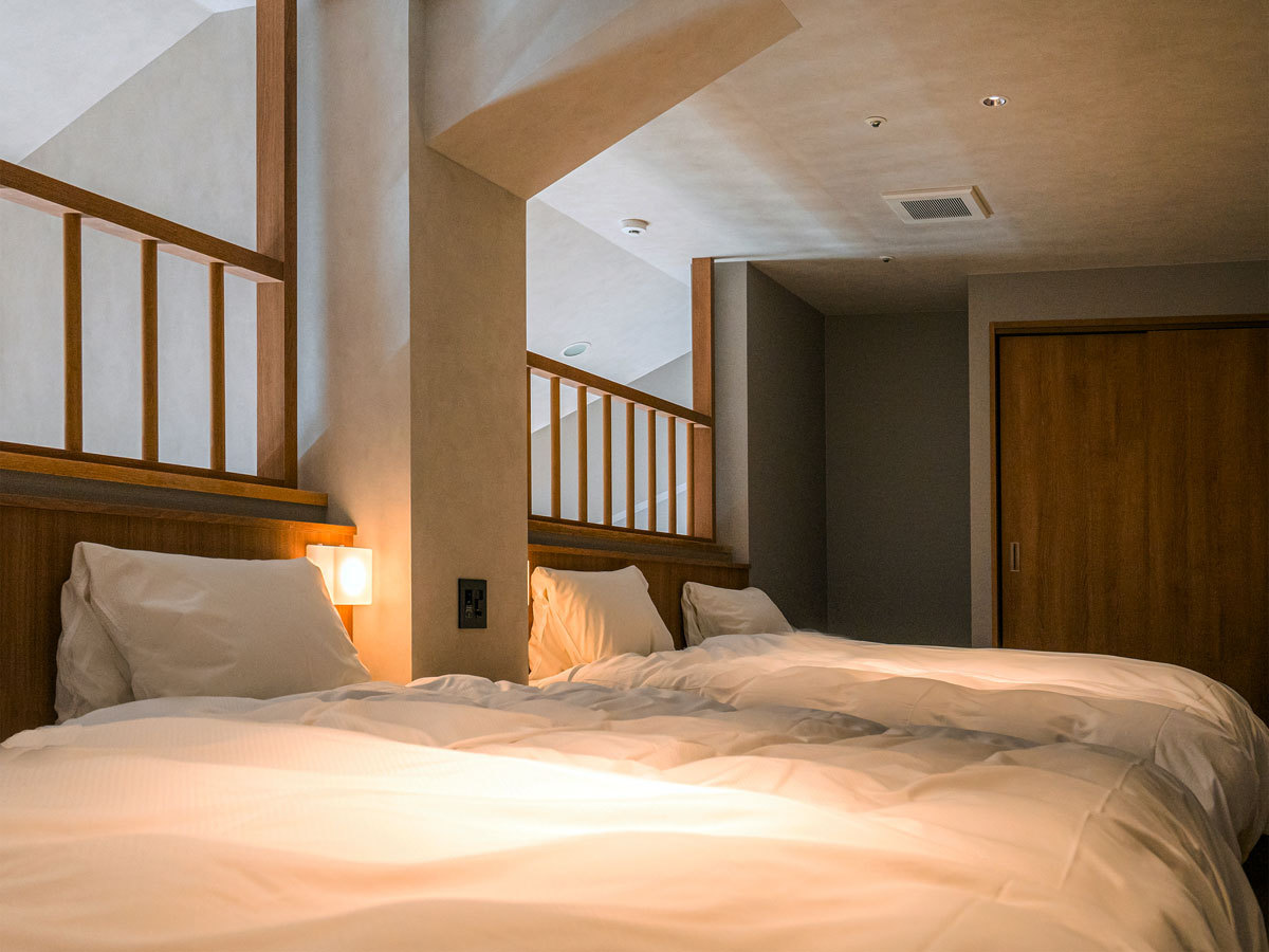 【メゾネットトリプルルーム一例】寝室は2階にございます。最高級品質のシモンズ社ベッドで快適な睡眠を。