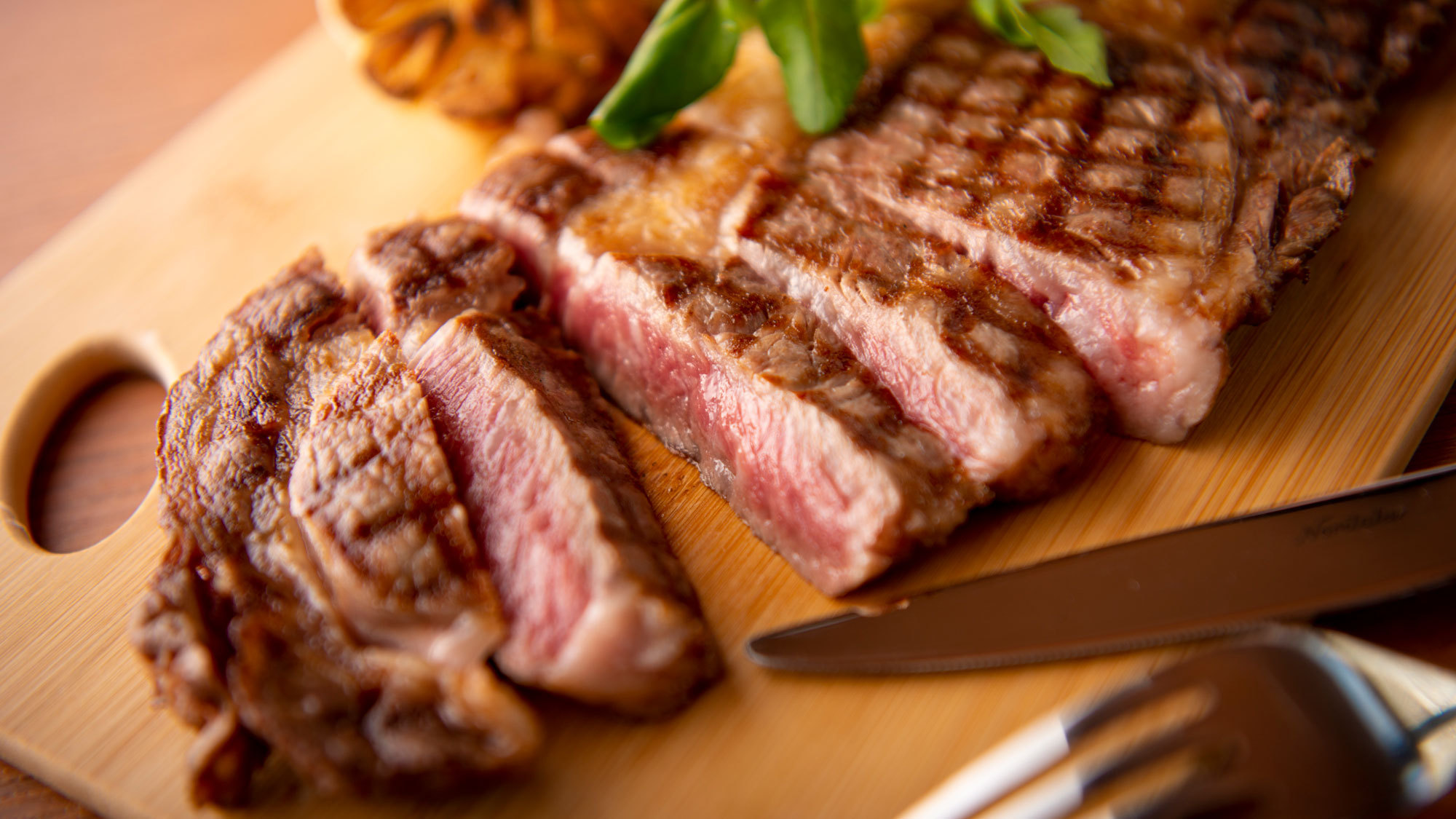 【ご夕食アップグレード】メイン料理/北海道・十勝ハーブ牛のグリルステーキ〜焼きたてをテーブルへ