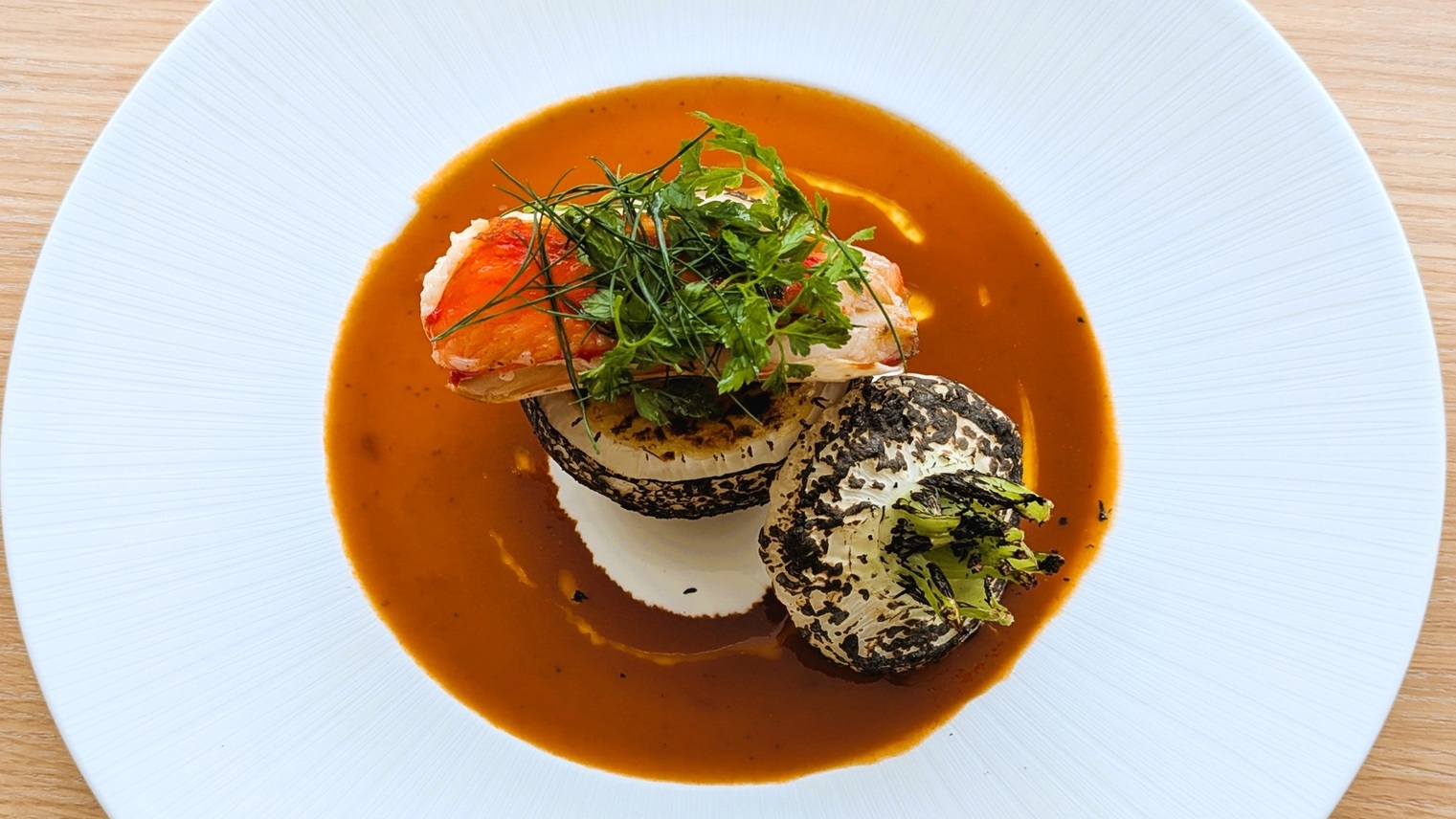 【ご夕食グレードアップ】メイン料理／炙りタラバ蟹と大地の恵み｜芳醇アメリケーヌソース