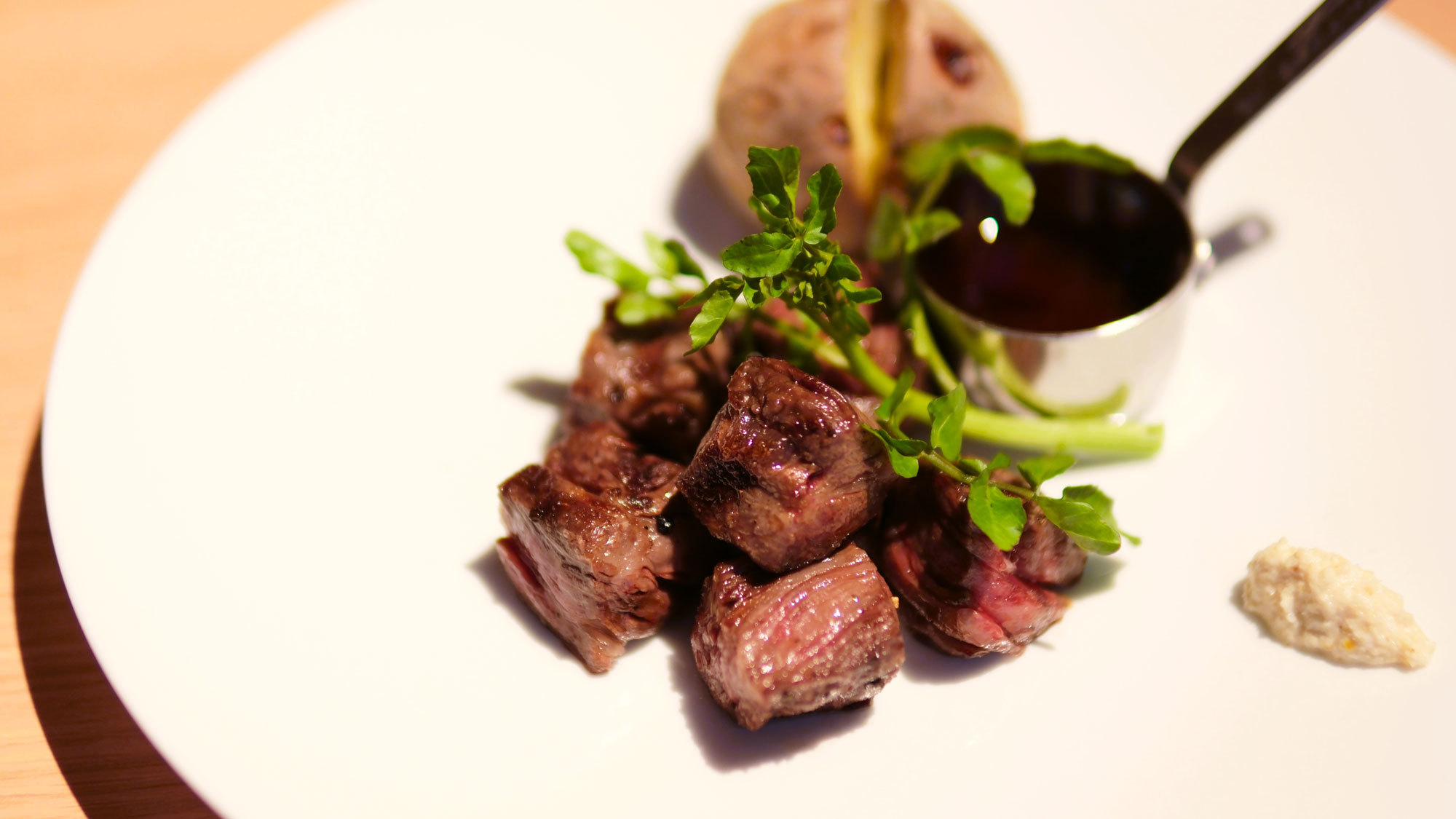 【ご夕食グレードアップ】メイン料理十勝ハーブ牛リブロースカット100g〜お箸で食べられる焼きたて堪能