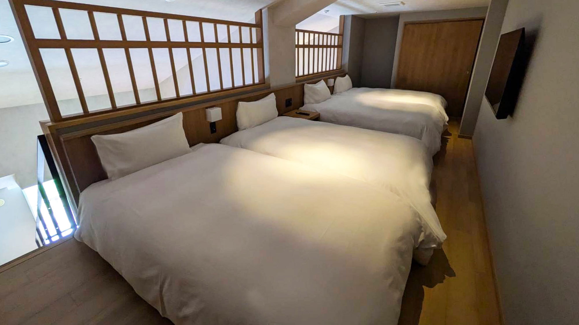 【メゾネットフォースルーム】1階と2階にベッド、1階はリビングで2階が寝室、という2タイプをご用意。