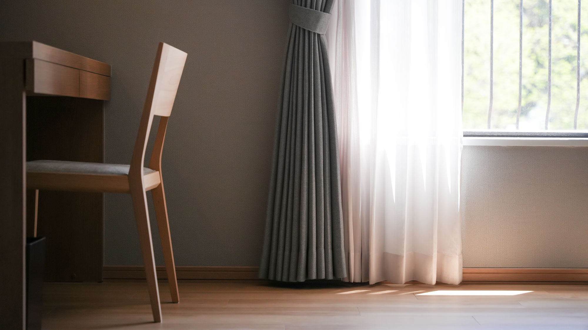 ゆとりのある空間に、インテリアは優しいぬくもりと洗練が共存する旭川家具。（客室一例）