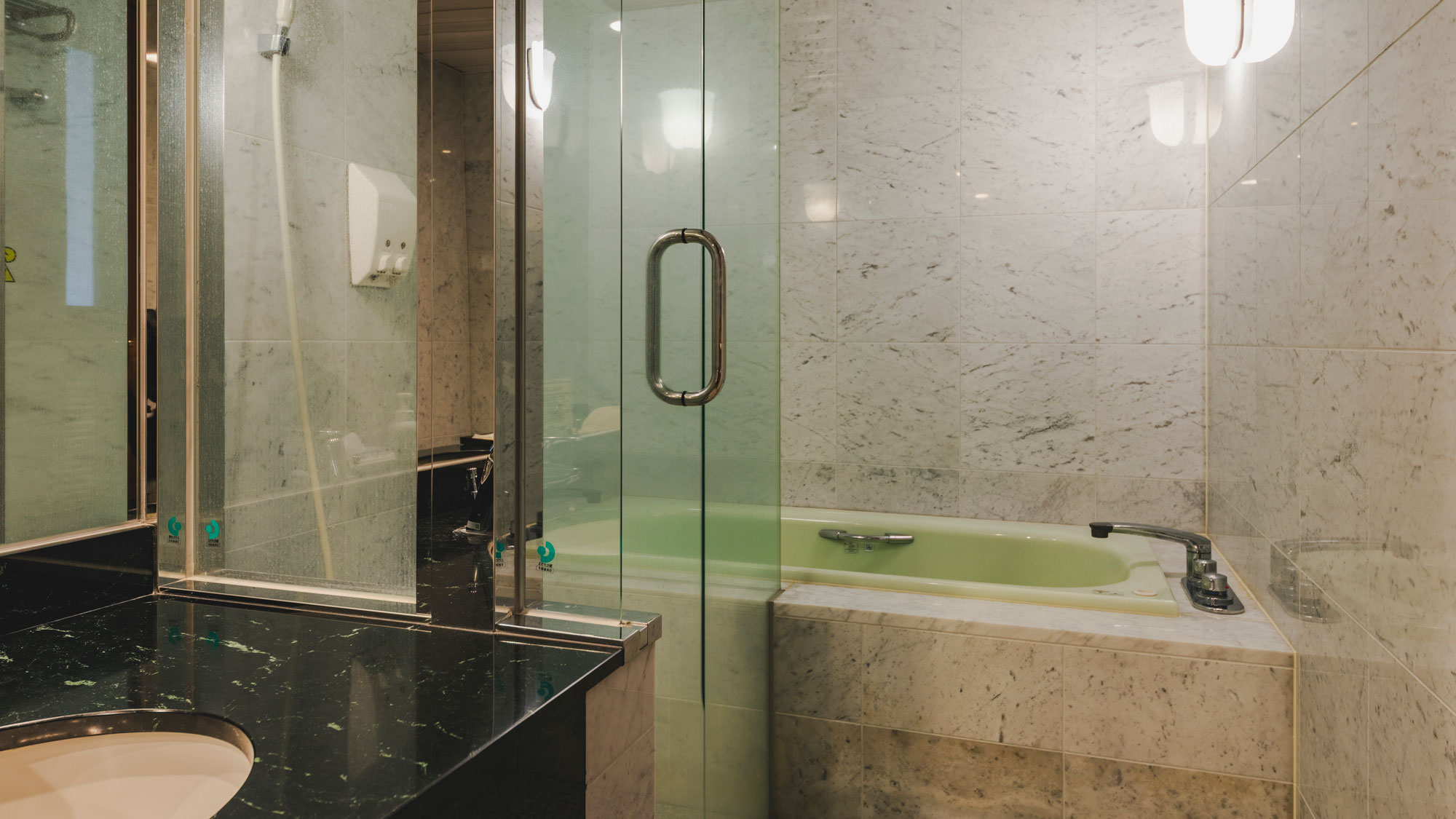 【クラシカルラグジュアリー】大理石の浴室も象徴的で優雅なバスタイムを演出します。