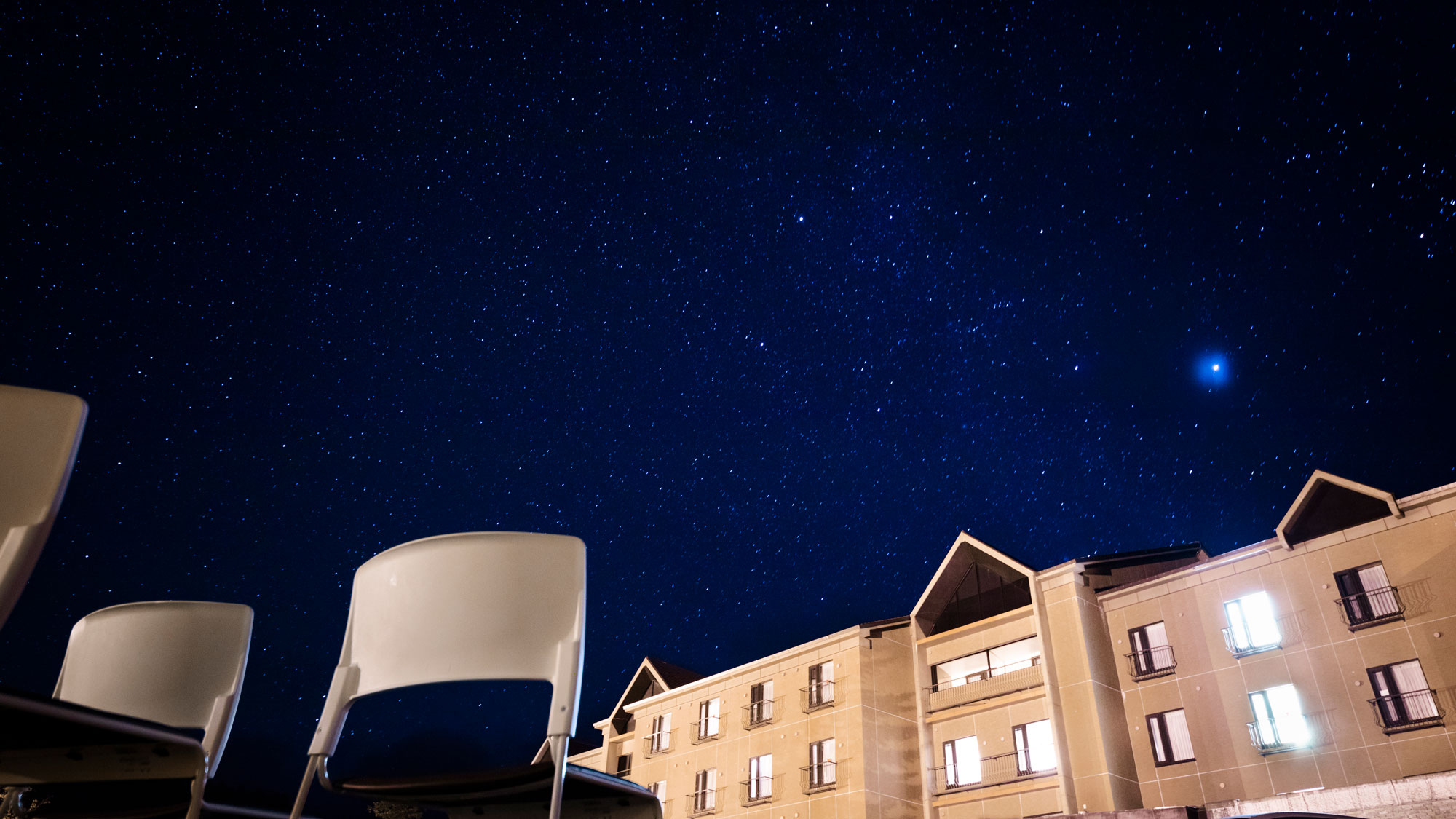 ベアモンテの夜の思い出に星空観賞を。晴れた日の月と星の美しい輝きに魅了されます。