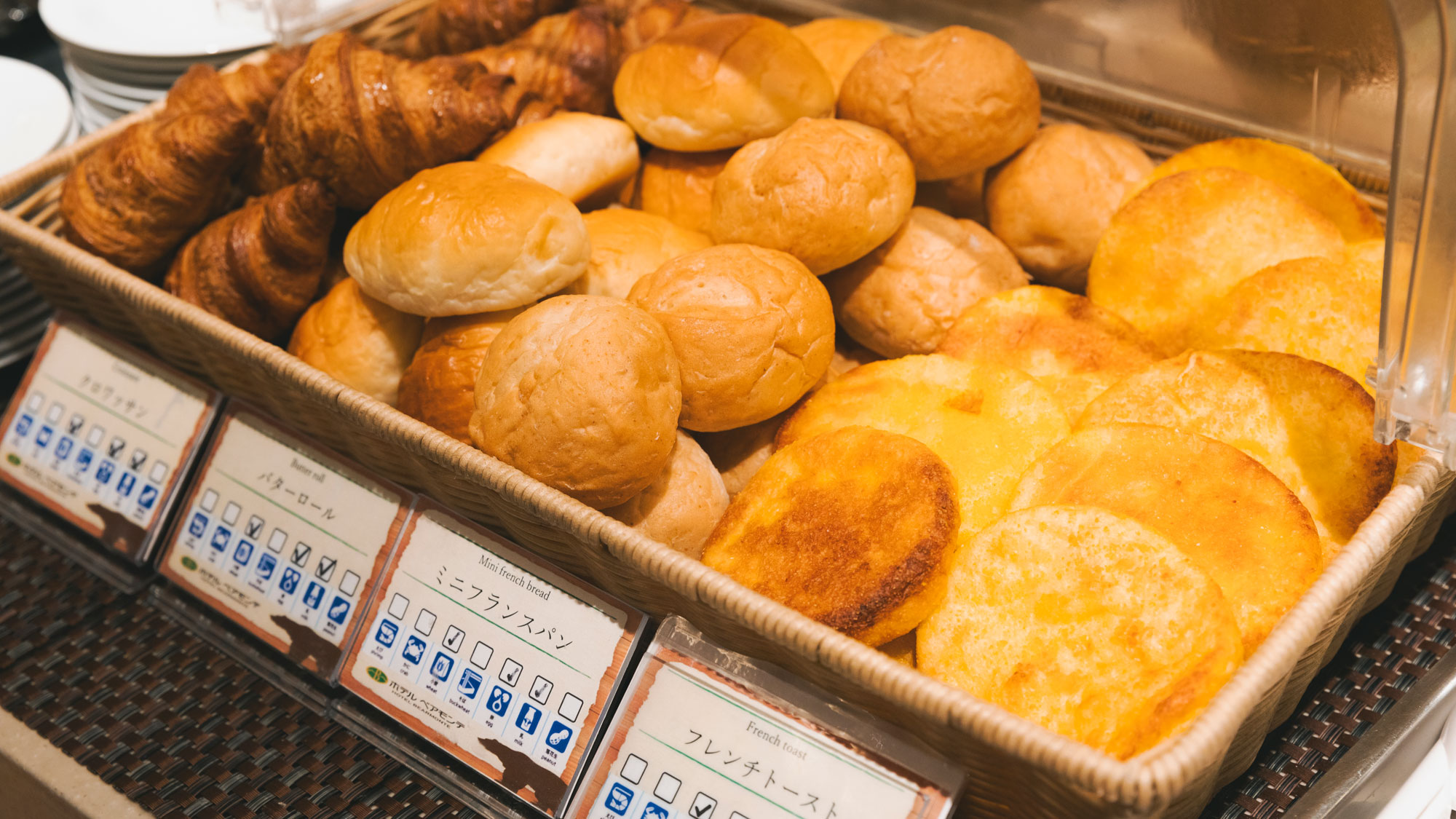 【朝食ビュッフェ一例】サクサクの焼きたてクロワッサンなどのパンが並びます。