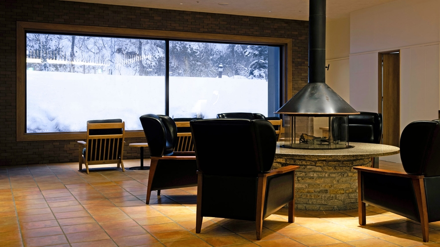 【ラウンジ＆カフェバー】雄大な旭岳の景観を堪能しながら寛げるロビーラウンジには、あたたかな暖炉。