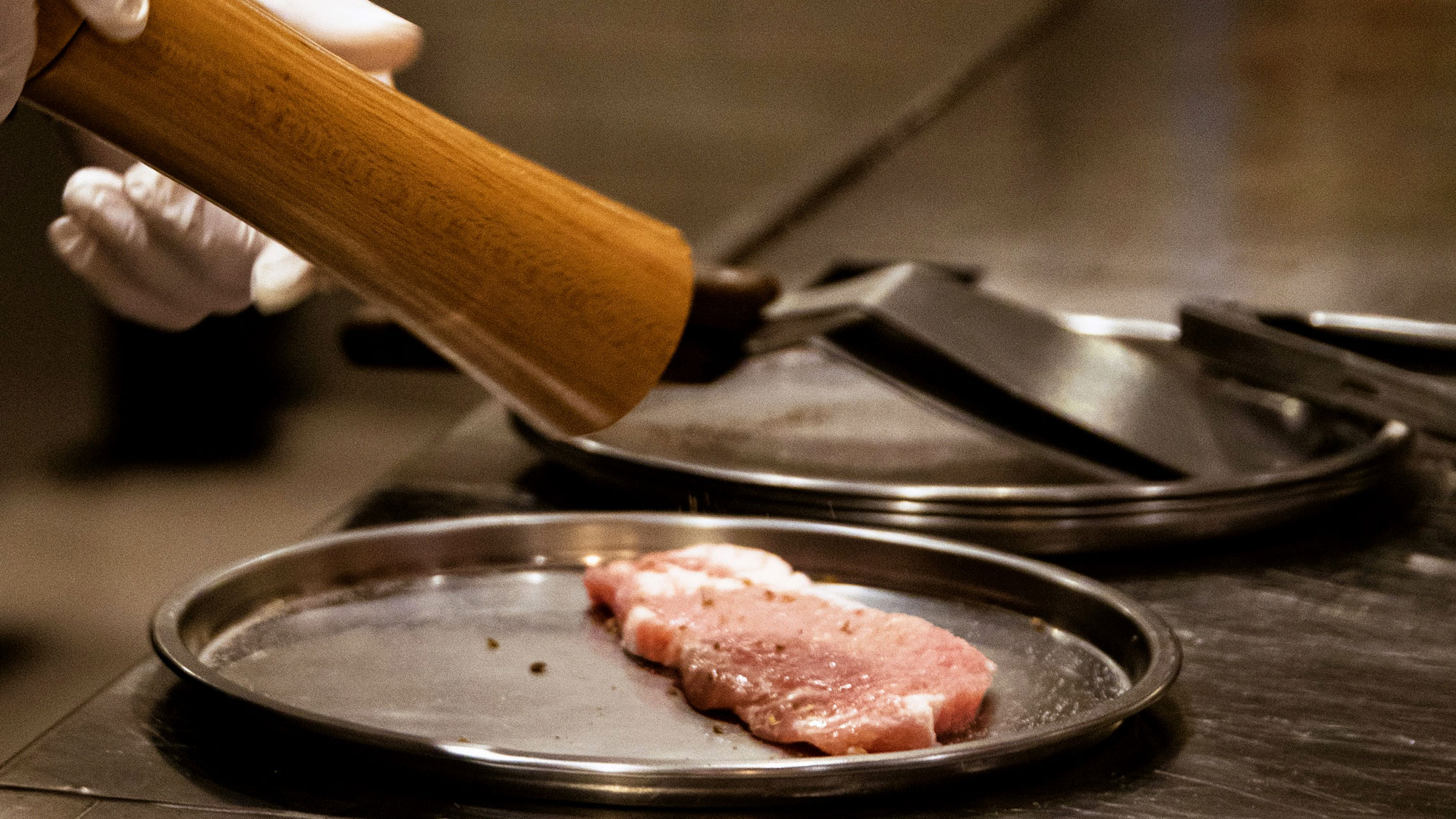 【メイン料理-鉄板焼一例】 道産もち豚ステーキ/脂身はさらっと軽く、甘味風味も抜群！