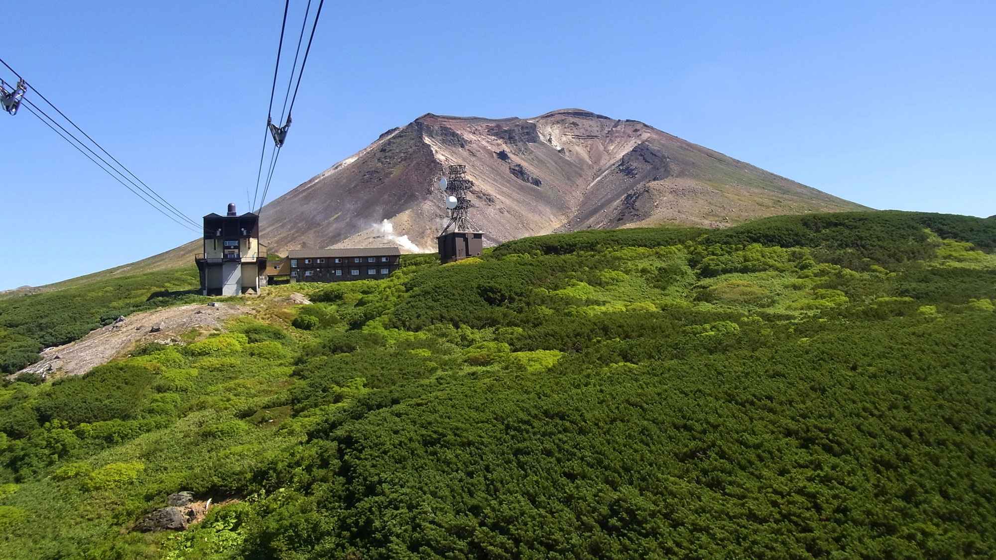 ロープウェイを降りた先には、北海道最高峰の旭岳を真正面に見据える絶景が広がります