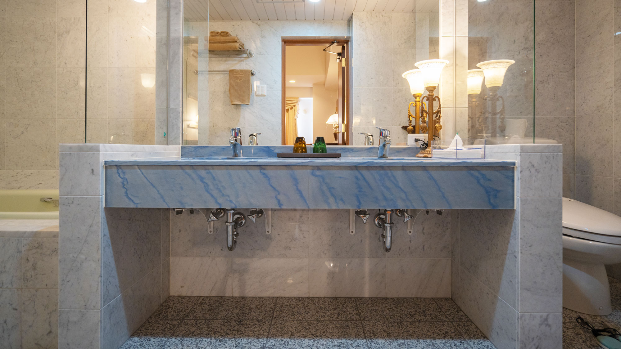 【スイートルーム】大理石を使った浴室も備えています