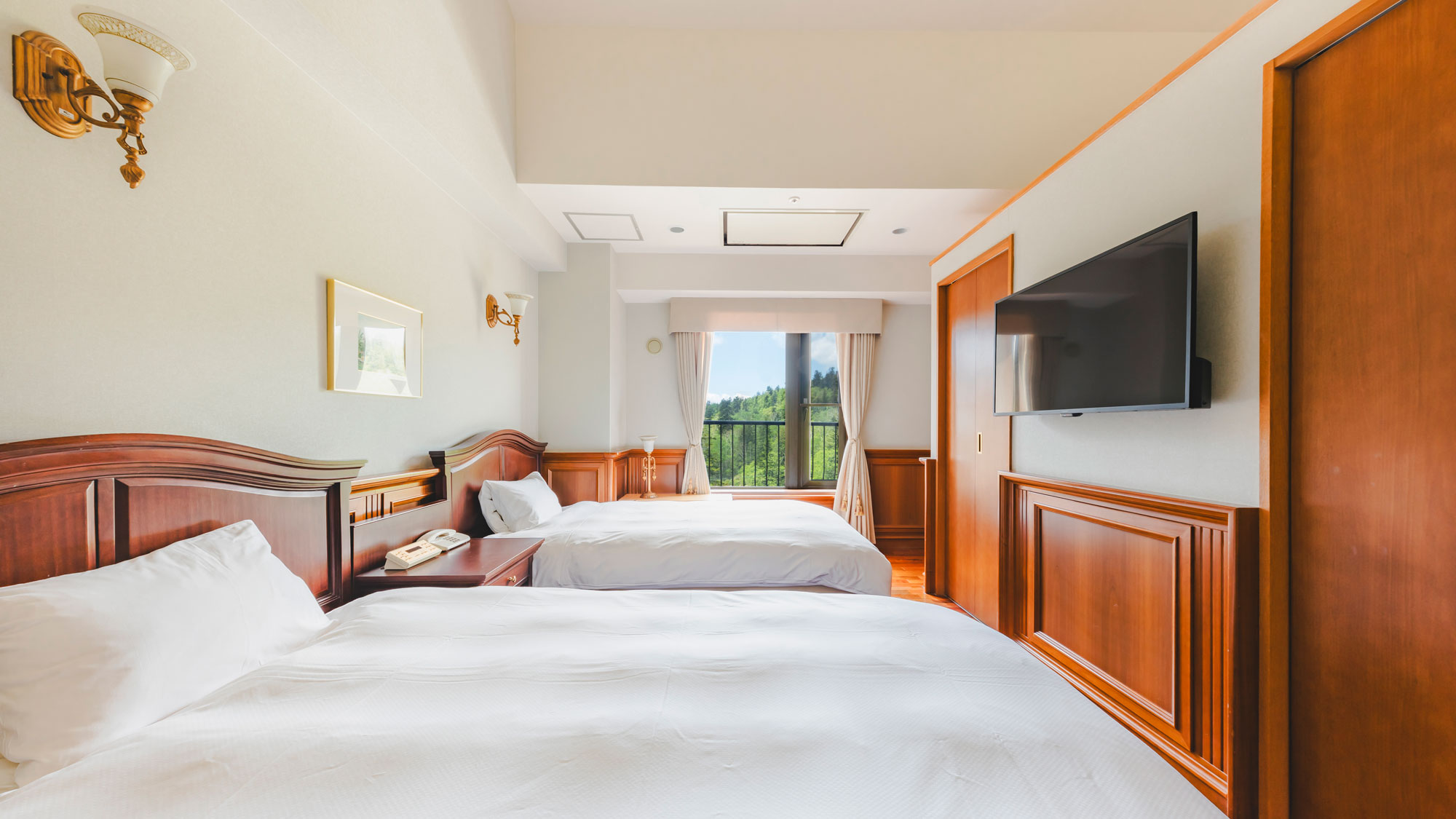 【クラシカルラグジュアリー】寝室と居室スペースが一部壁で仕切られ、シーンに合せ寛げる雰囲気。