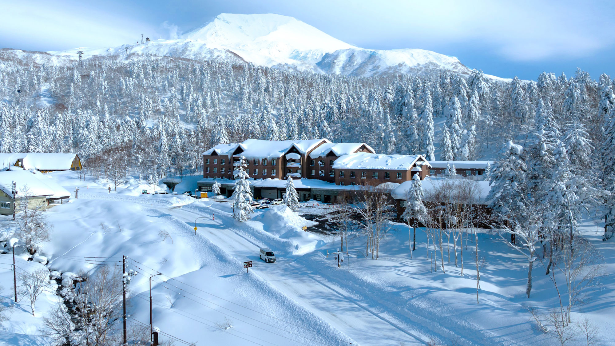 当館を背にそびえる旭岳。雄大な姿は大変感動する風景です。