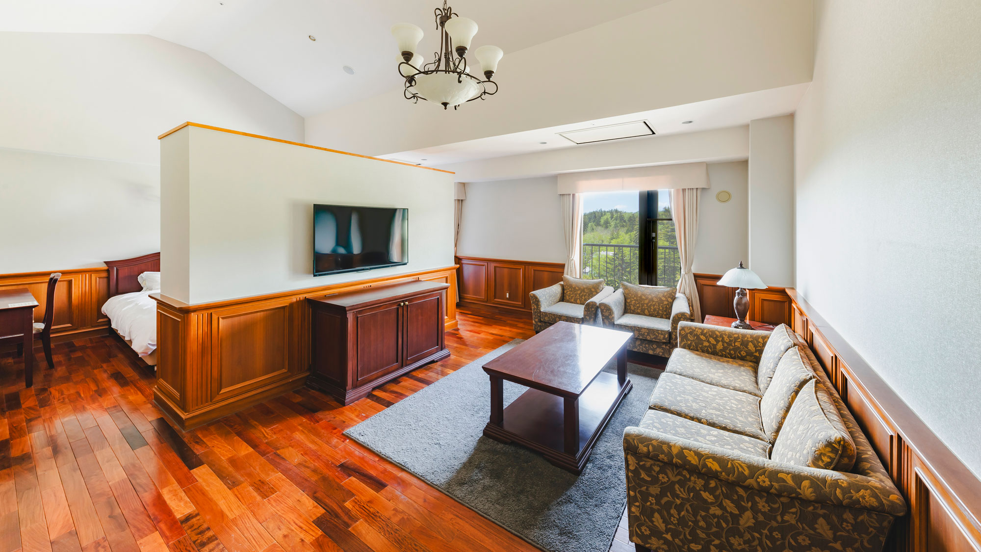 【クラシカルラグジュアリー】最上階角部屋のため、静かで落ち着いていて、室内は天井が高く開放的。